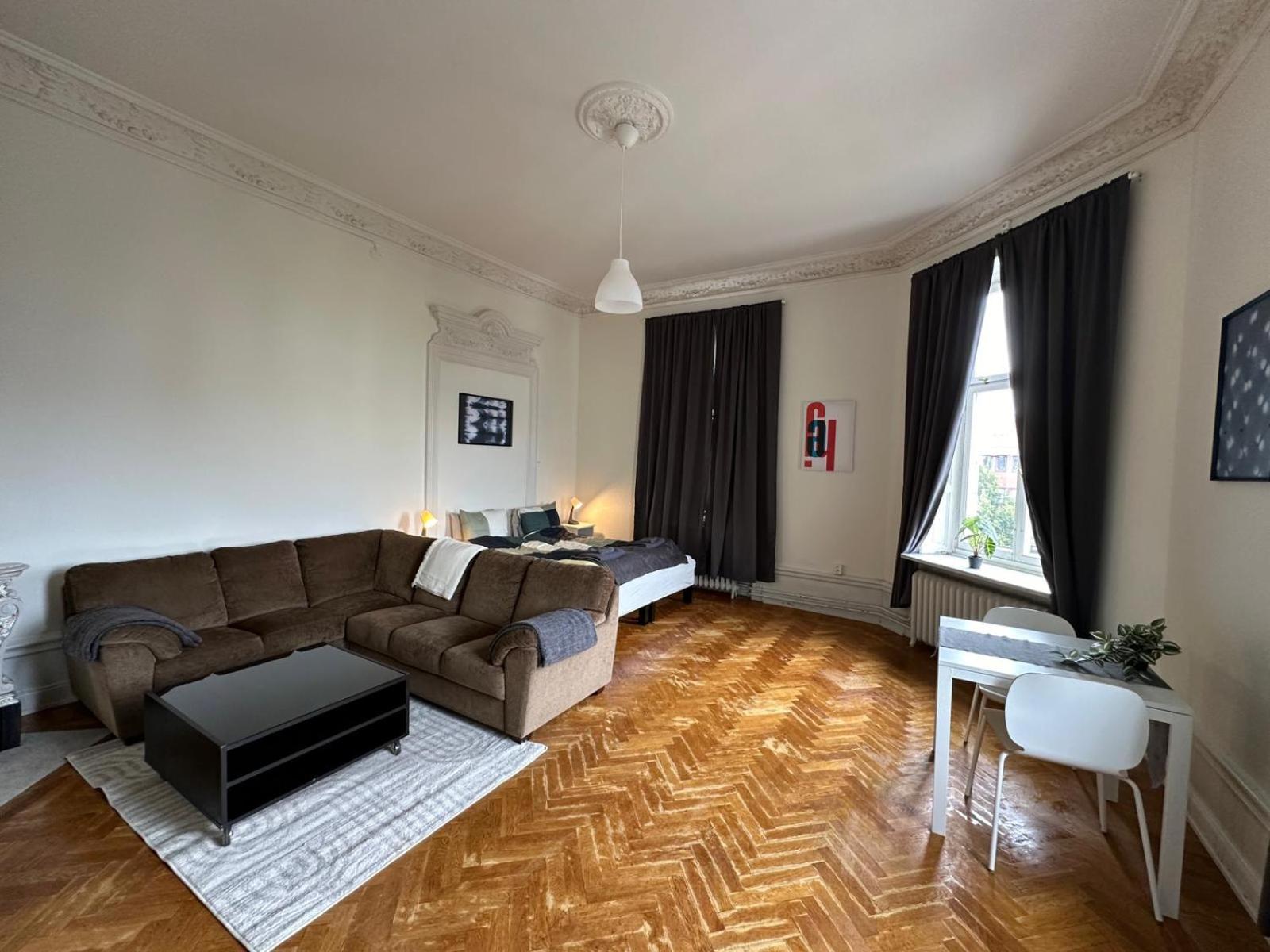 One-Bedroom Apartment photo 2
