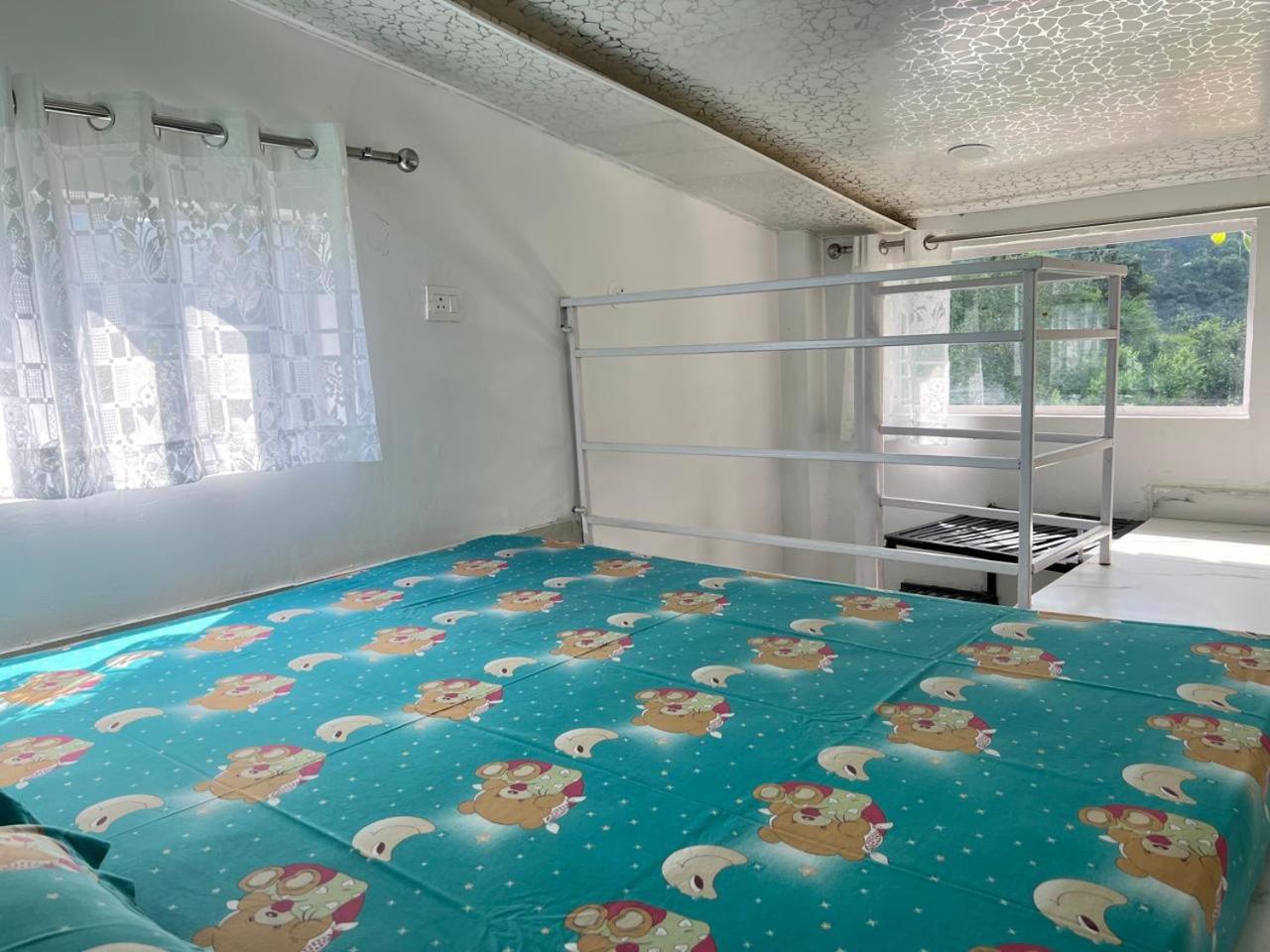 Family Room with Mountain View photo 1