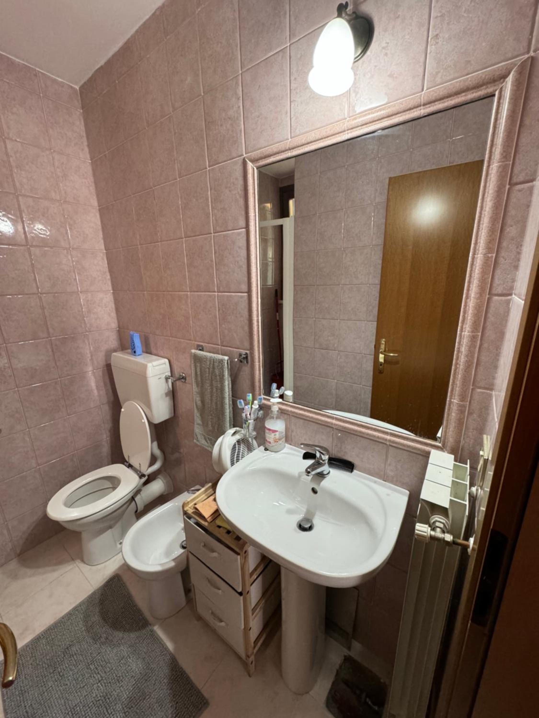 One-Bedroom Apartment With Balcony And Mountain View   photo 3