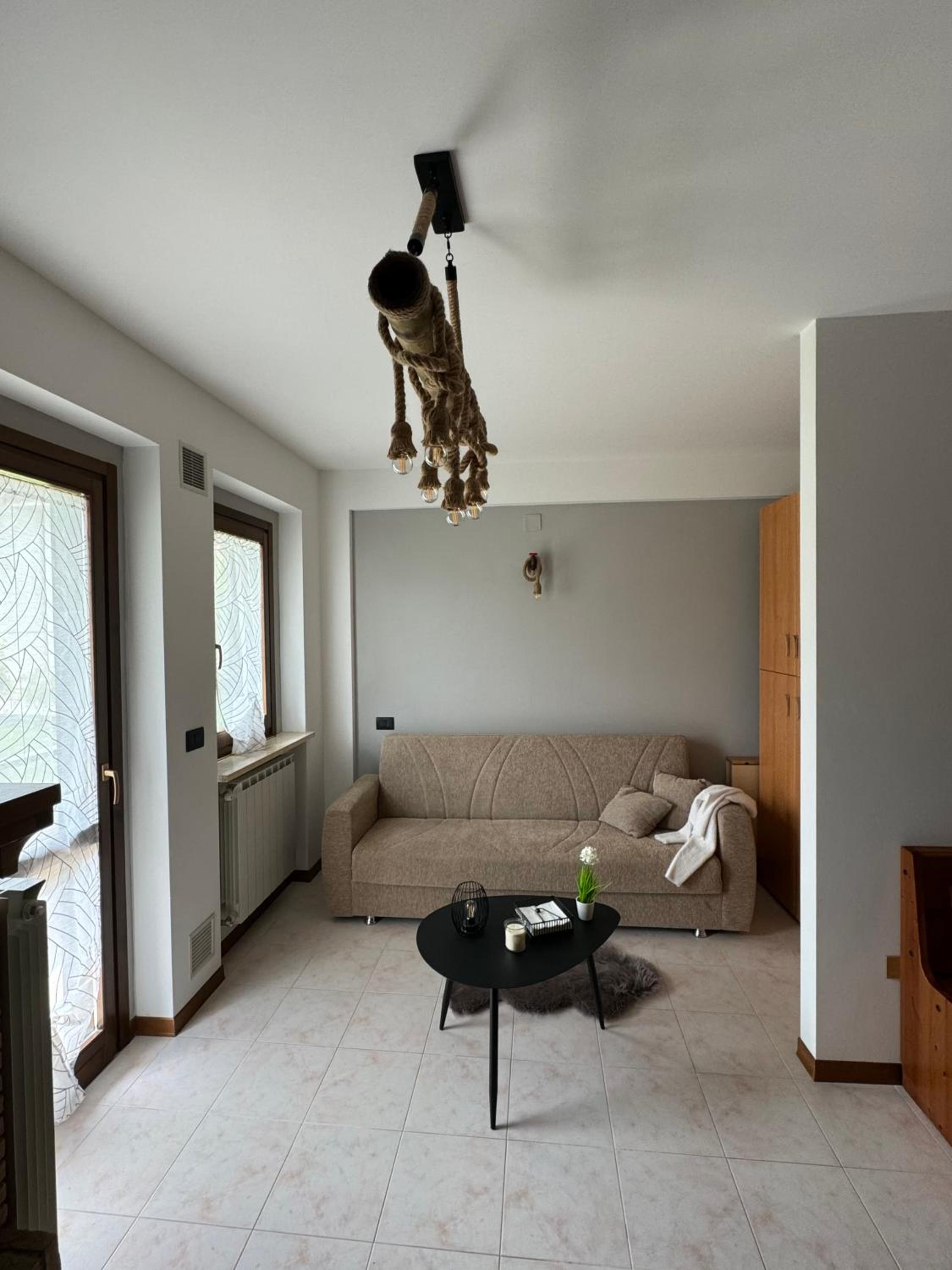 One-Bedroom Apartment With Balcony And Mountain View   photo 2