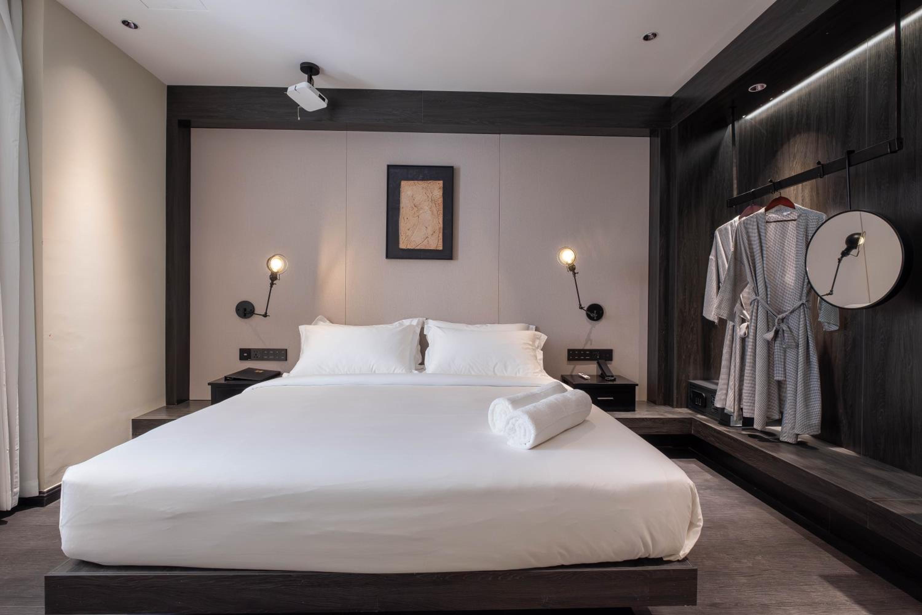 Deluxe King Room photo 2