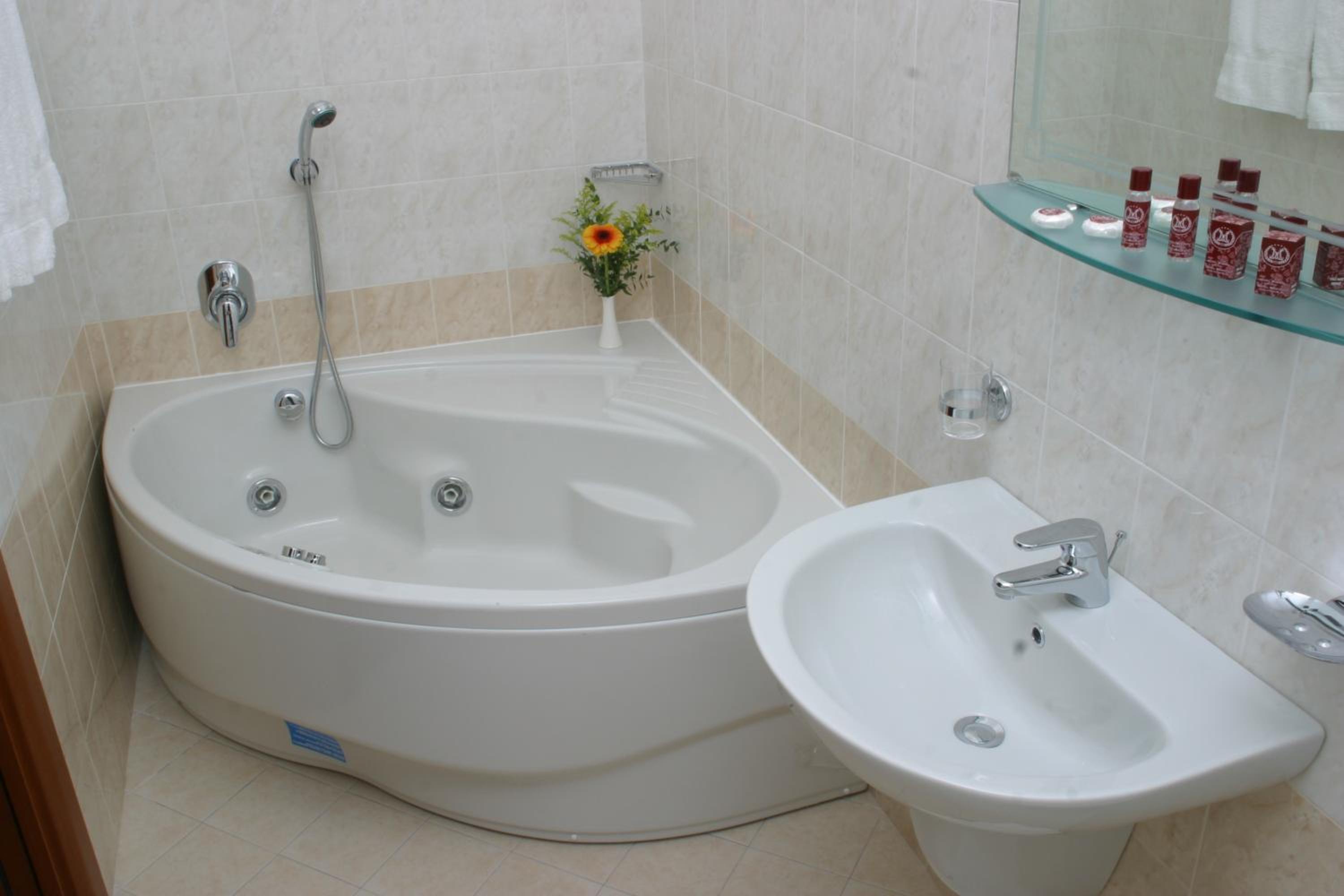 King Room with Spa Bath - Photo 9