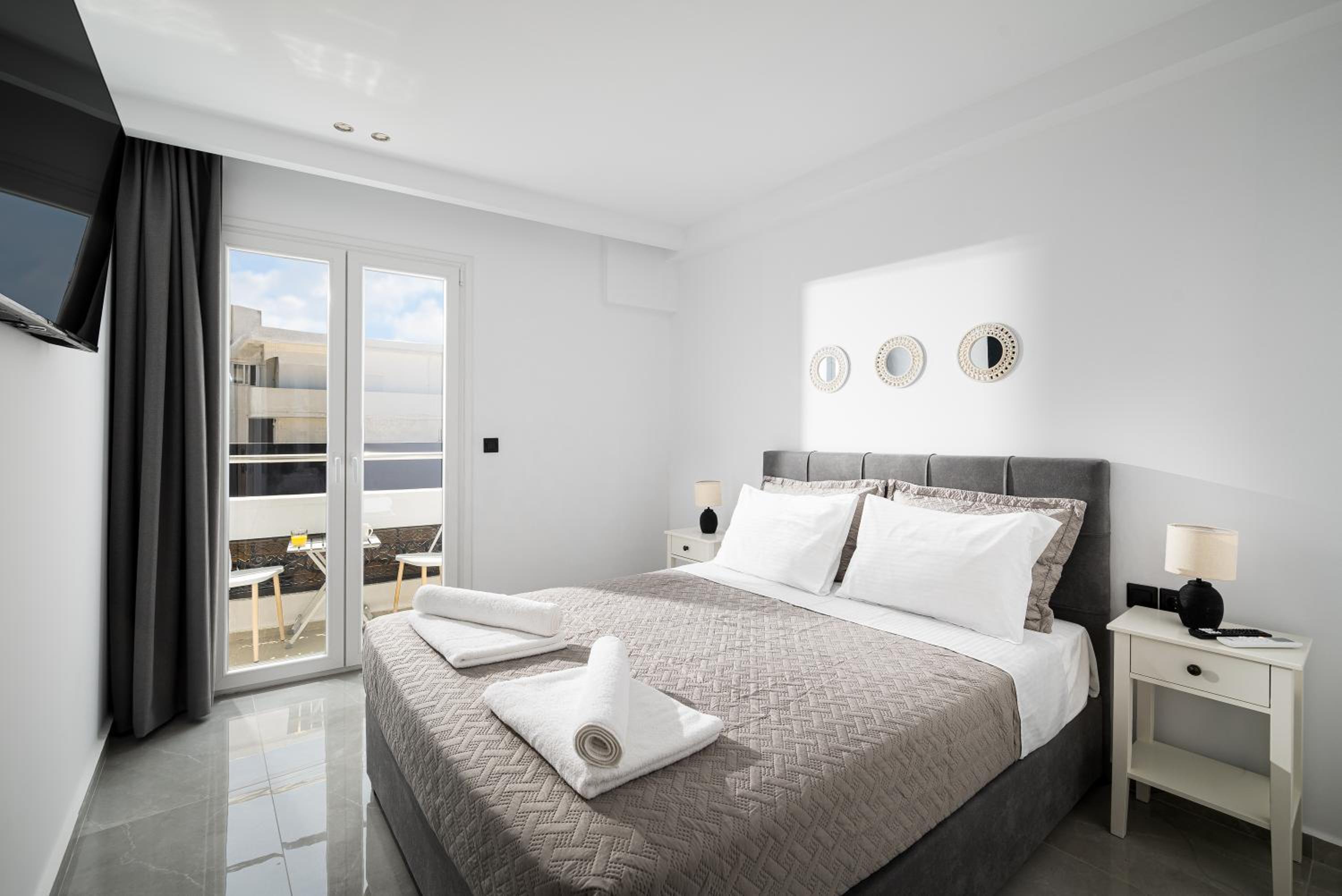 One-Bedroom Apartment with Balcony and Sea View photo 3
