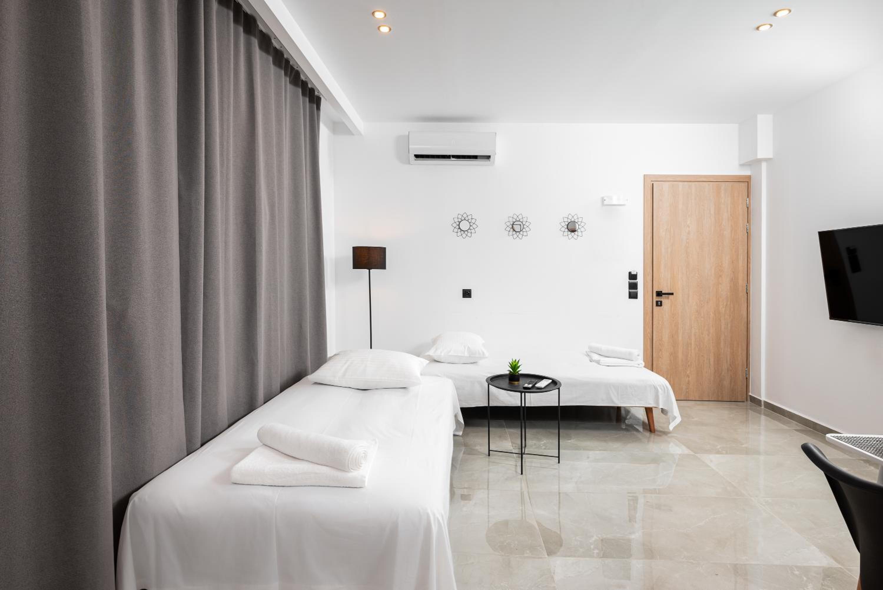 One-Bedroom Apartment with Balcony and Sea View photo 2