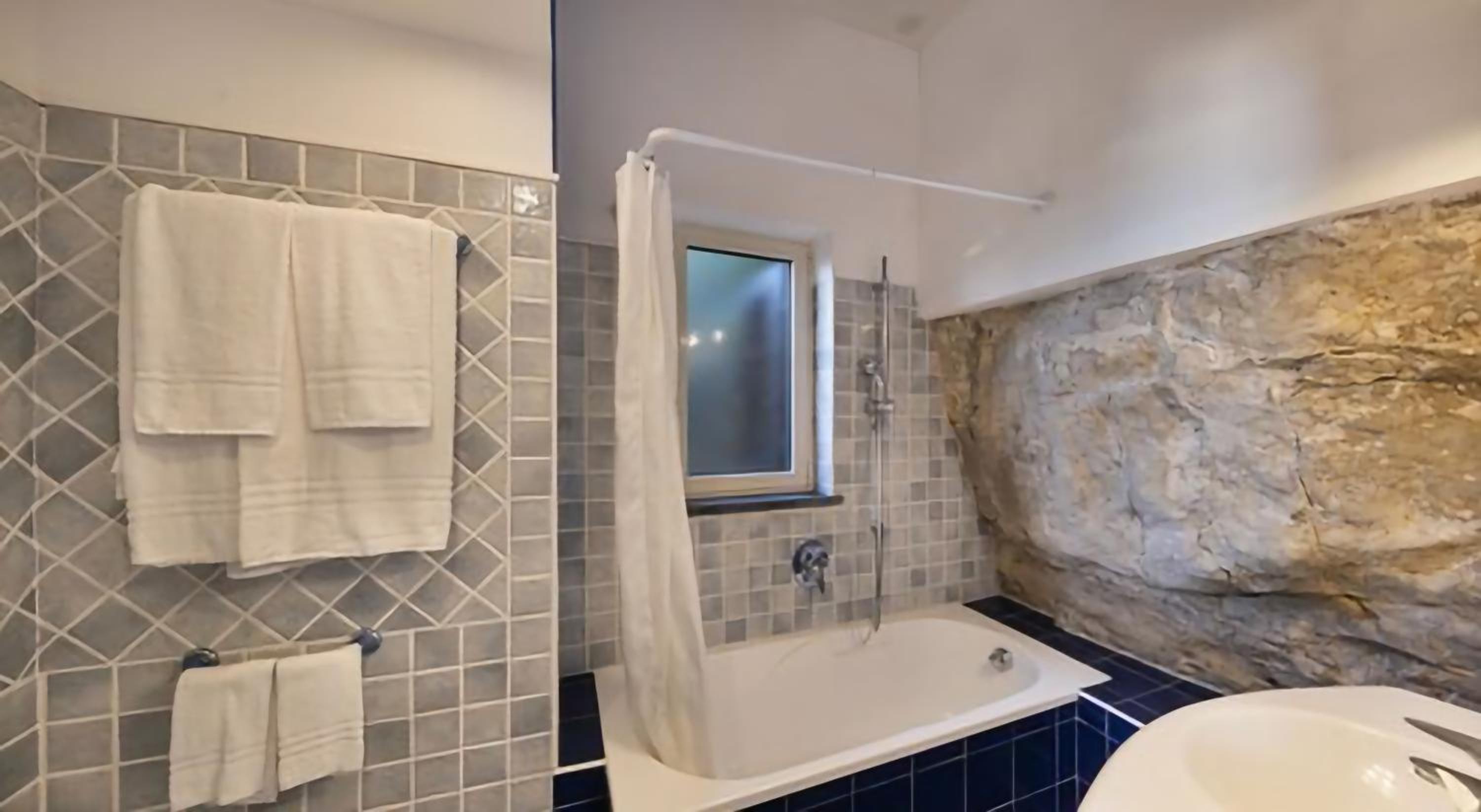 Double or Twin Room - Photo 6