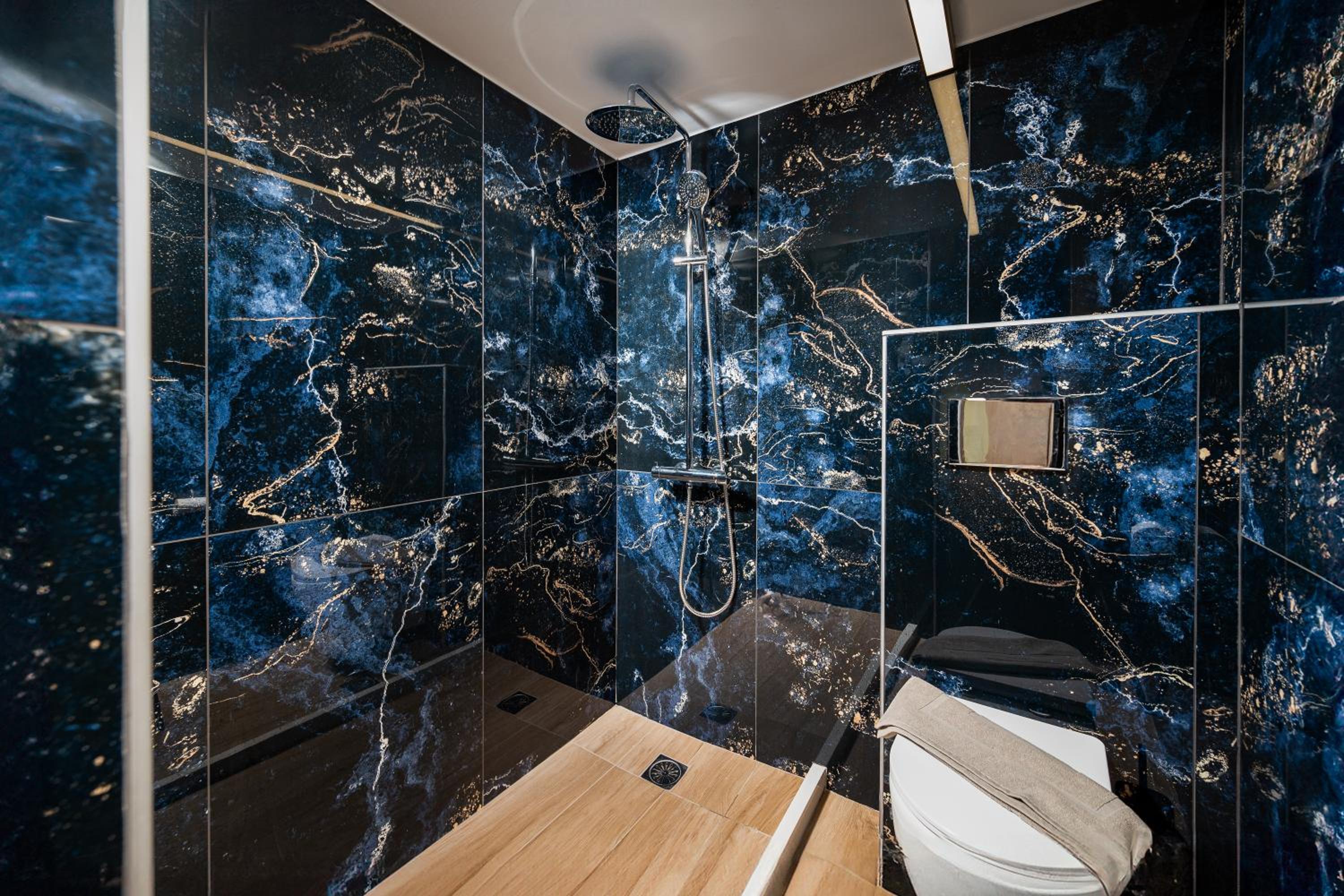 One-Bedroom Apartment with Rooftop Spa Bath I photo 3