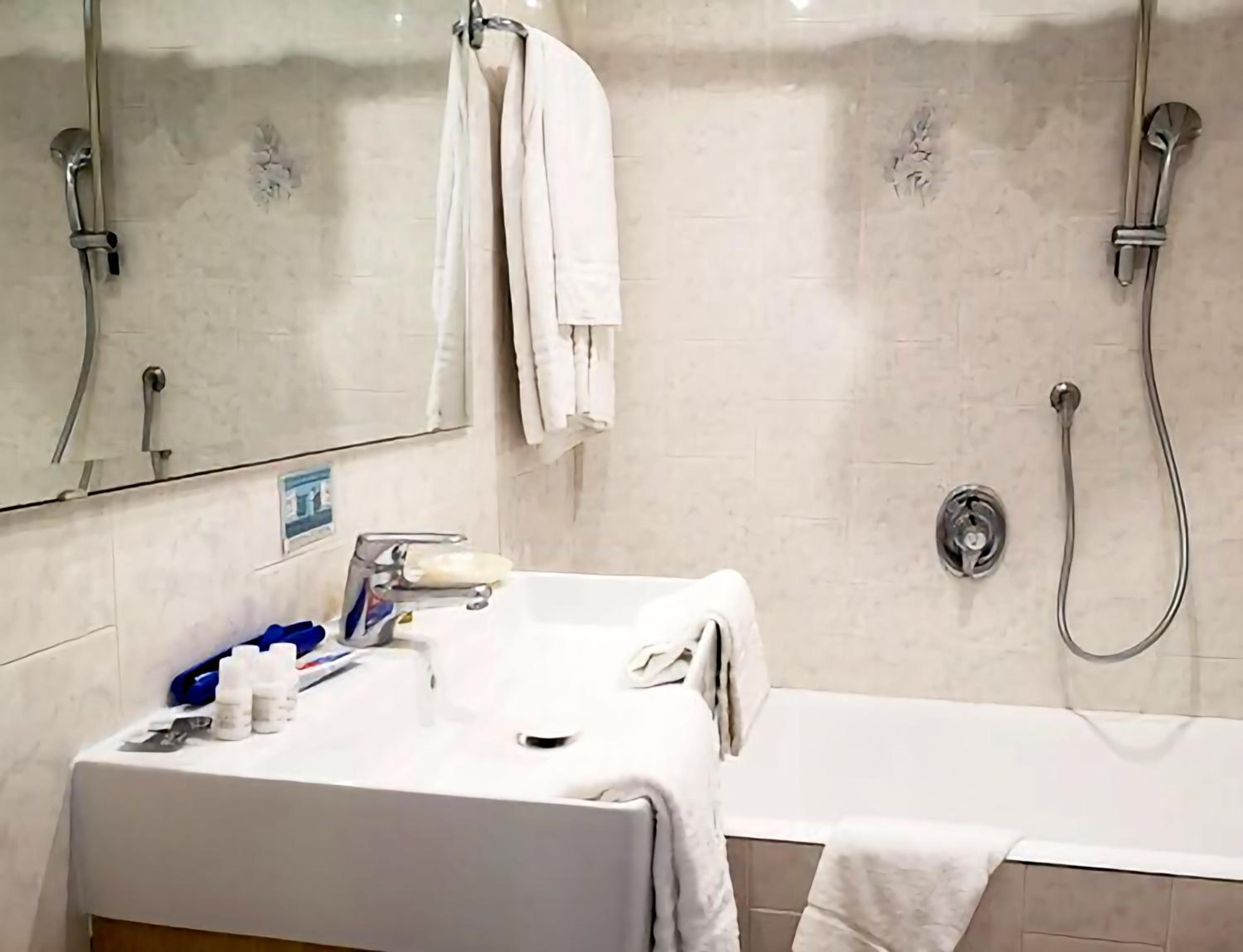 Double Room - Photo 2
