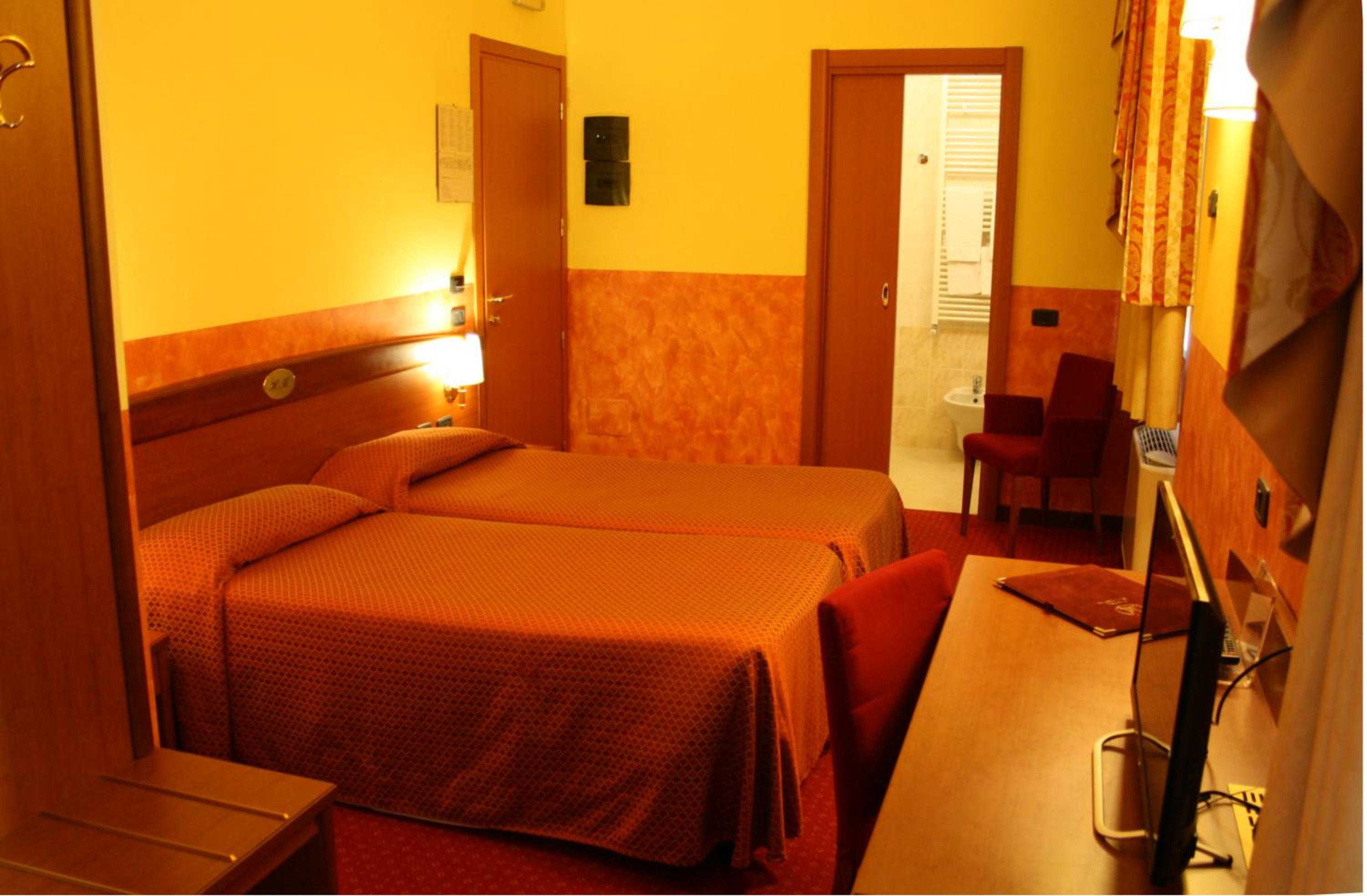 Twin Room - Photo 13