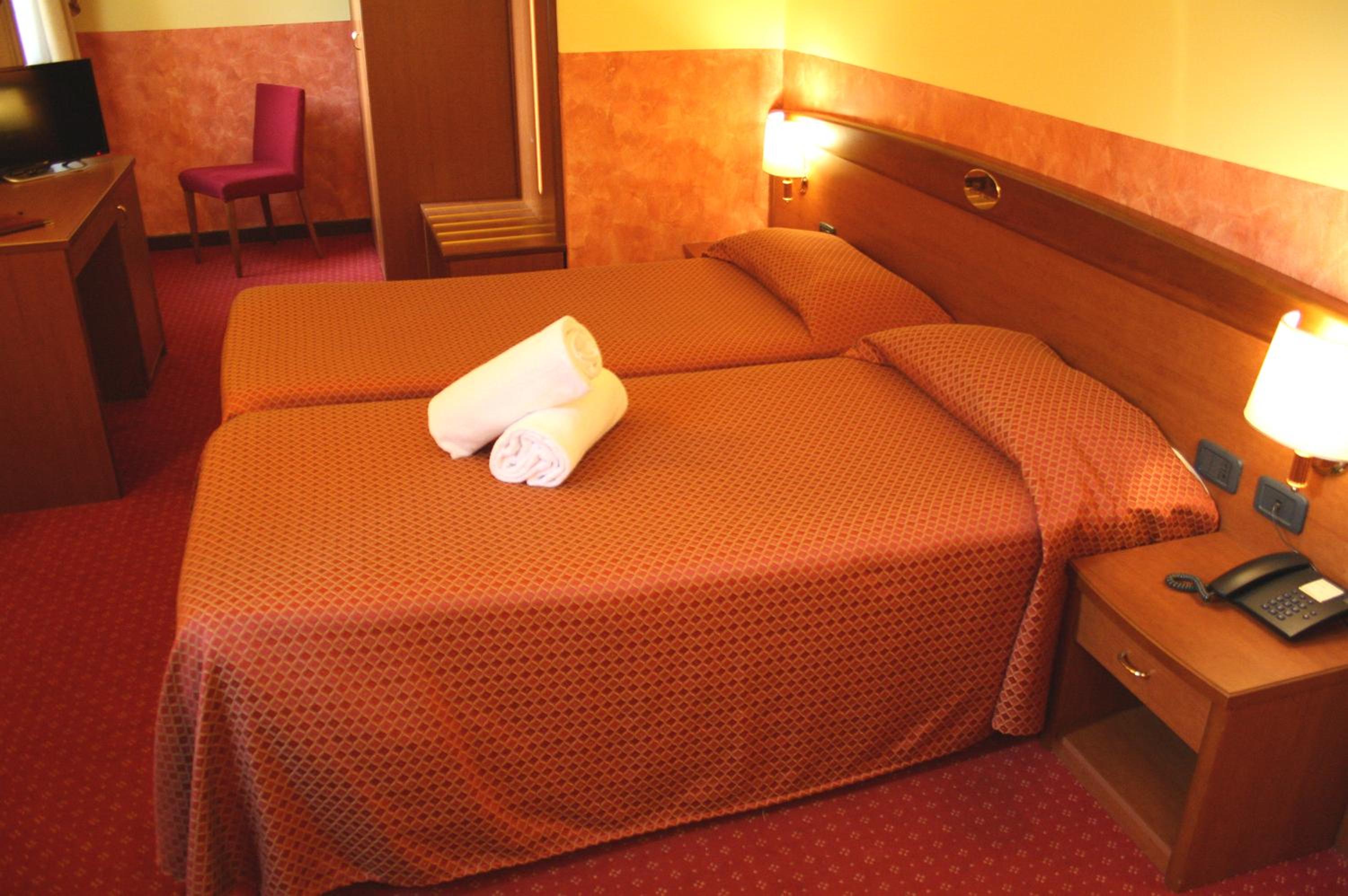Twin Room - Photo 3