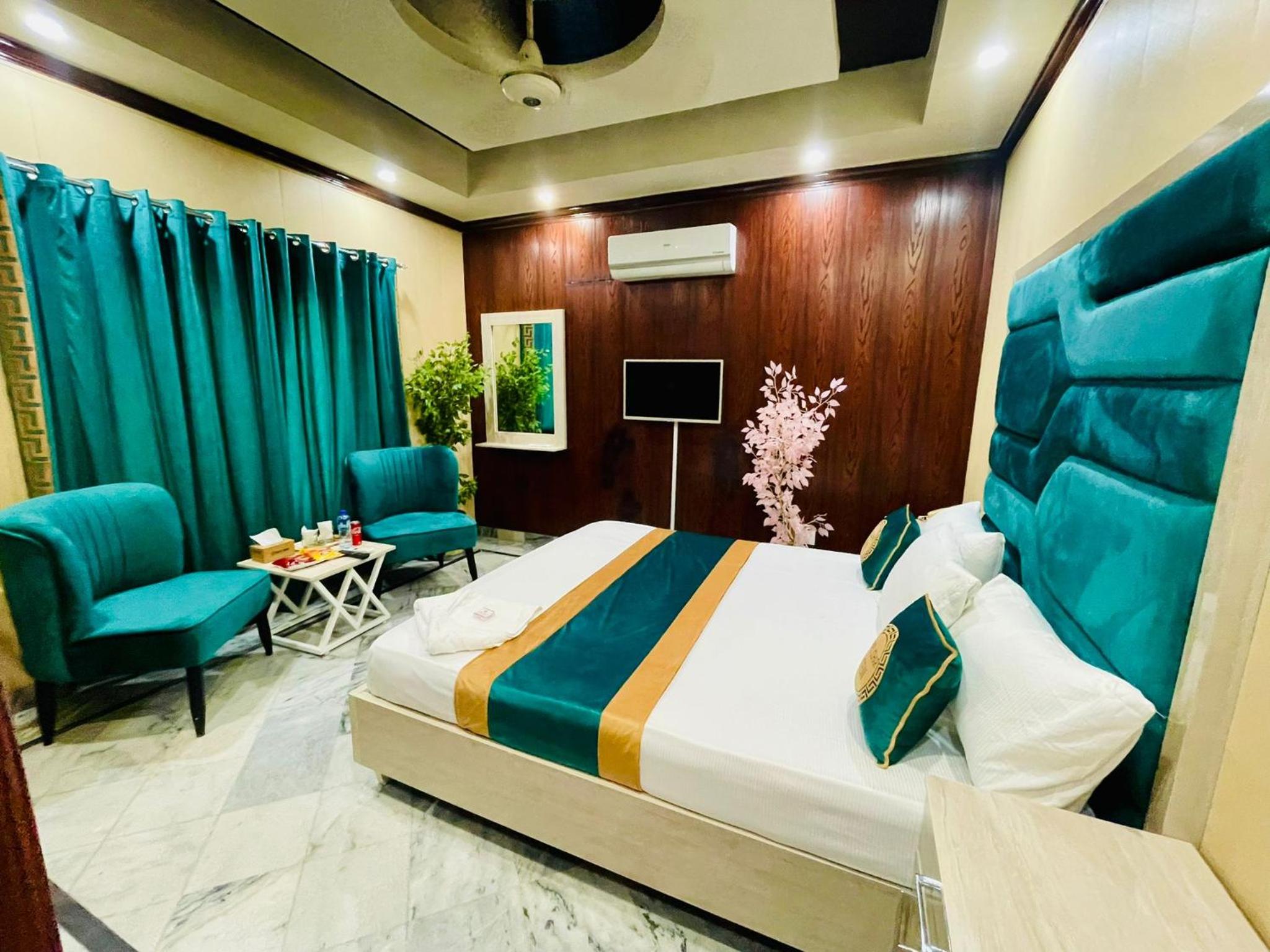 Deluxe Double Room (2 Adults + 1 Child)
