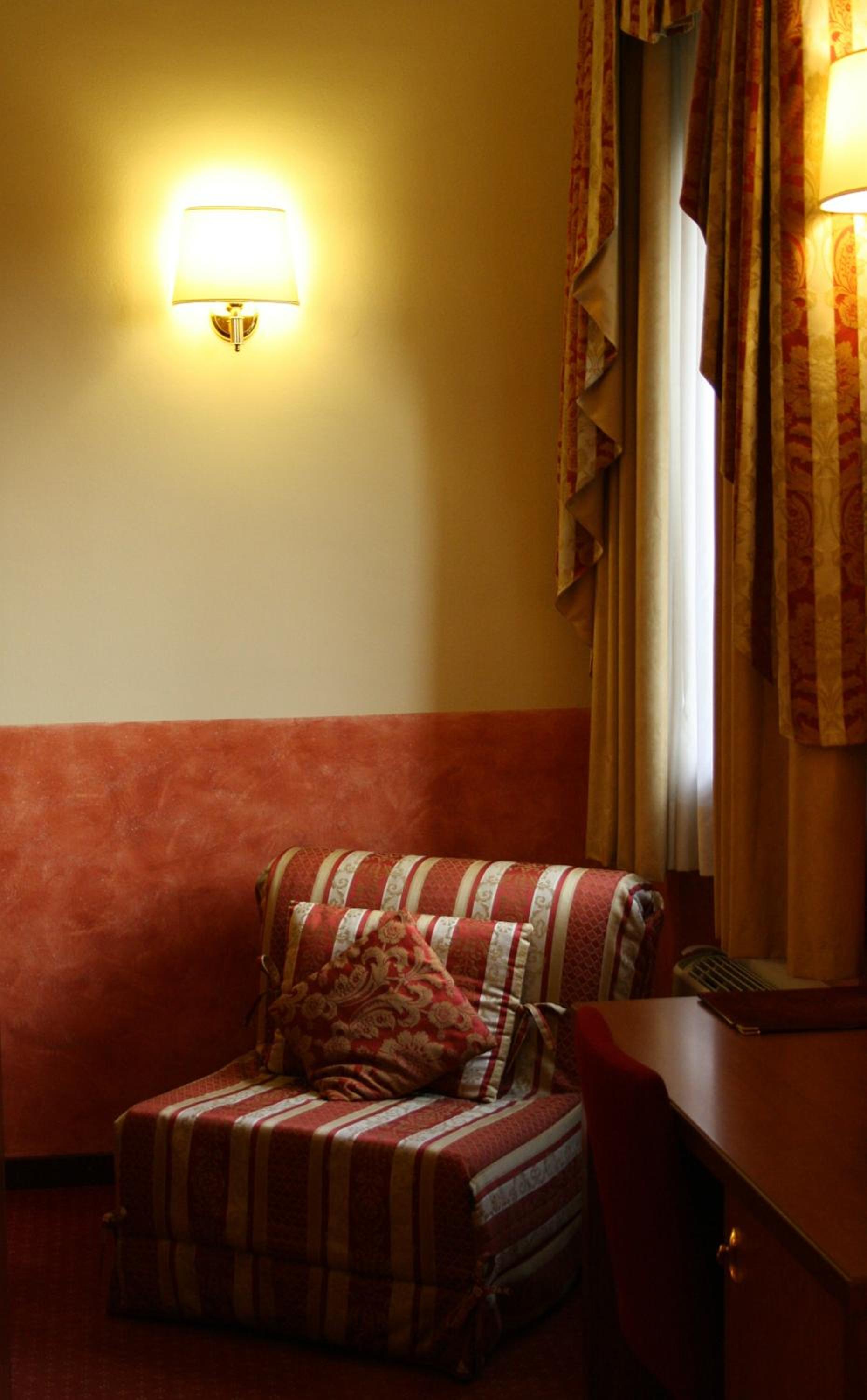King Room with Spa Bath - Photo 6