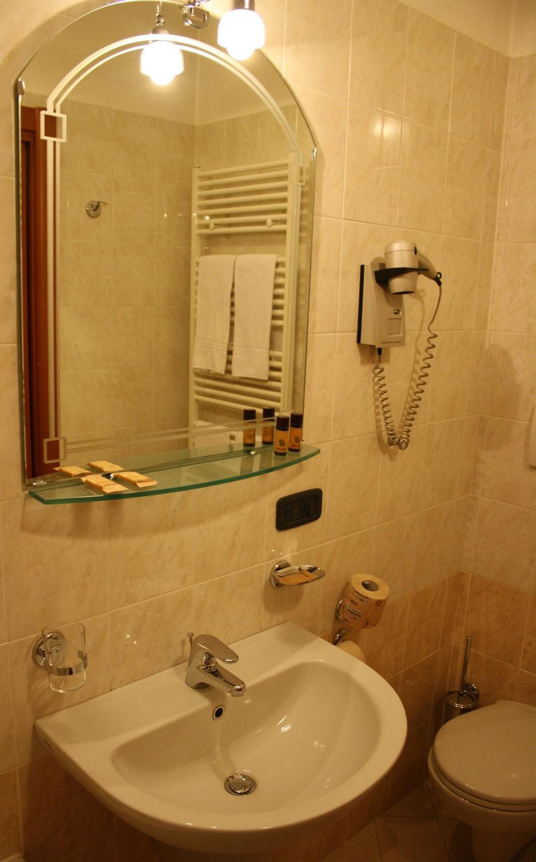 Twin Room - Photo 7