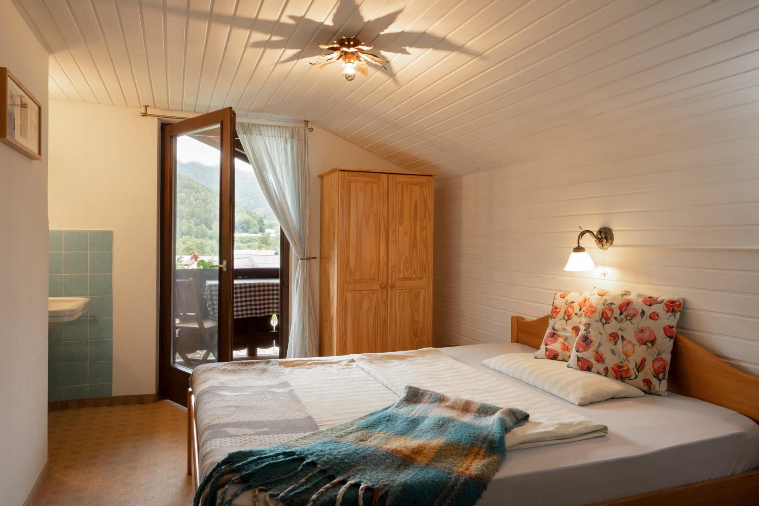 Single Room with Shared Bathroom and Balcony photo 1