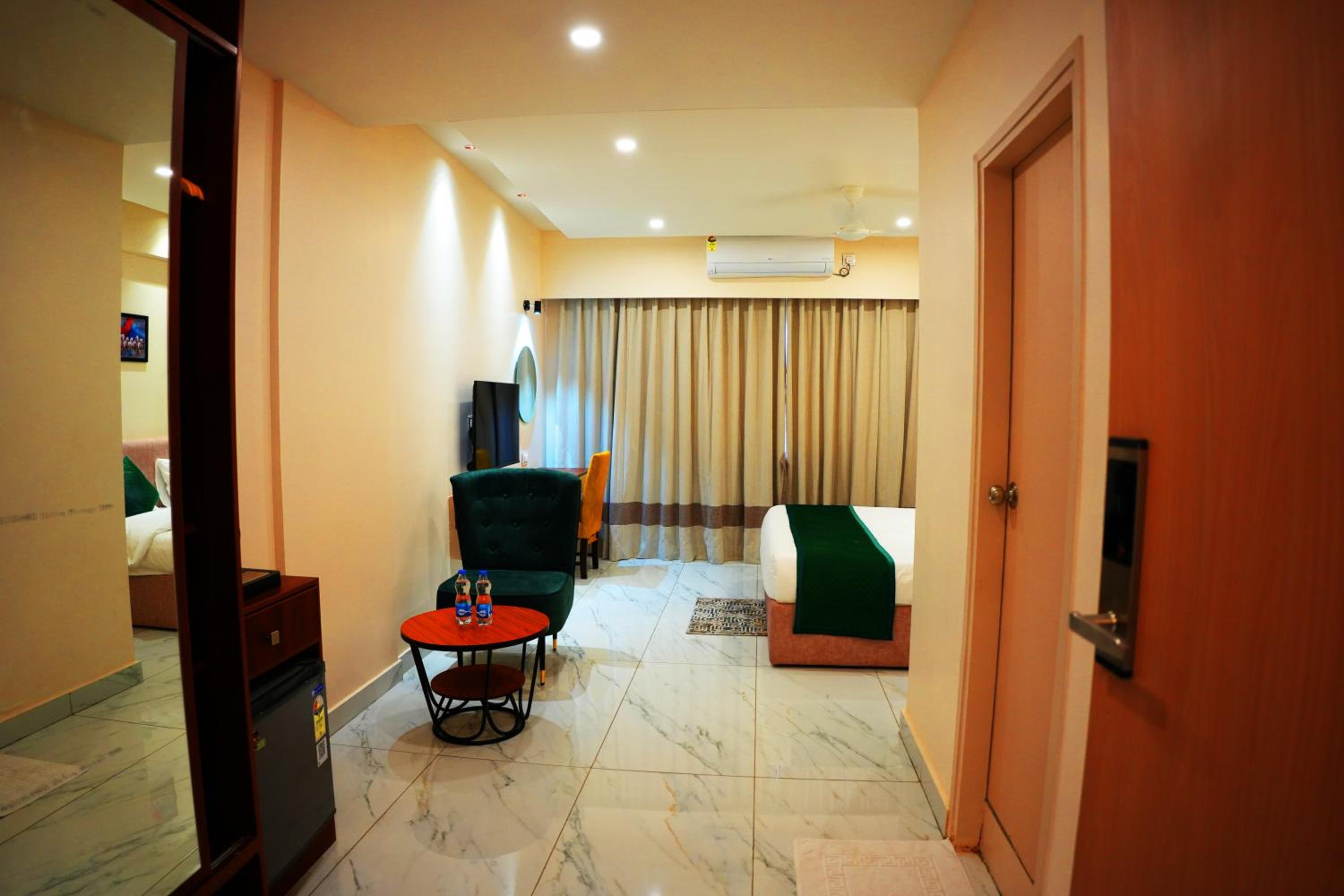Deluxe Suite - Photo 7