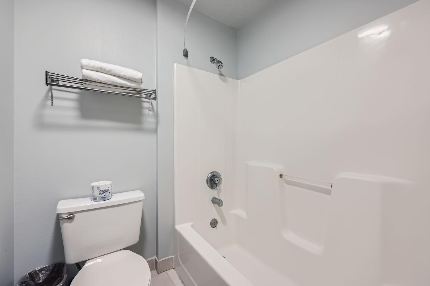 Queen Room with Two Queen Beds - Non-Smoking - Photo 6