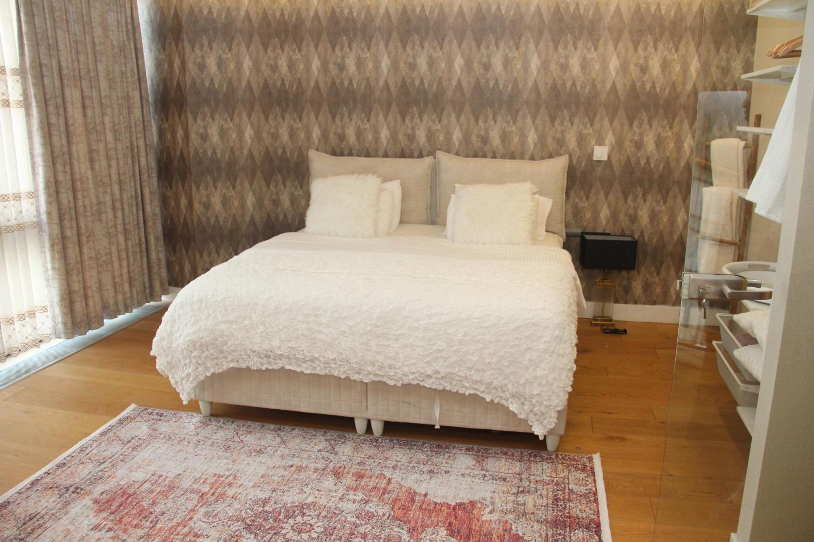 One-Bedroom Apartment photo 1