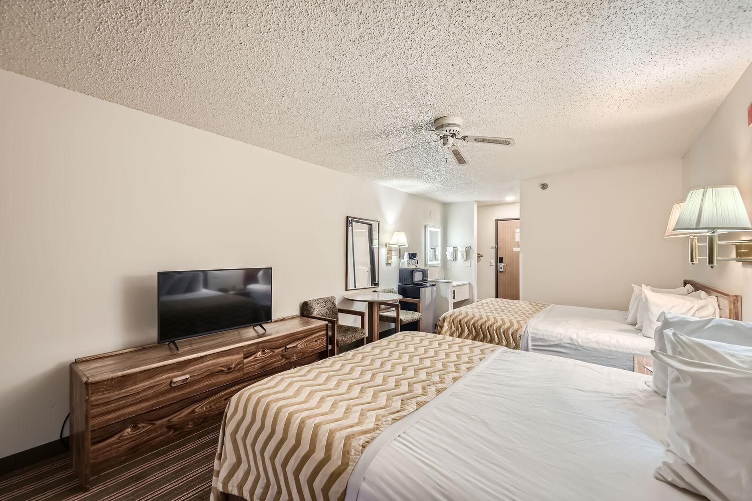 Queen Room with Two Queen Beds - Non-Smoking - Photo 8