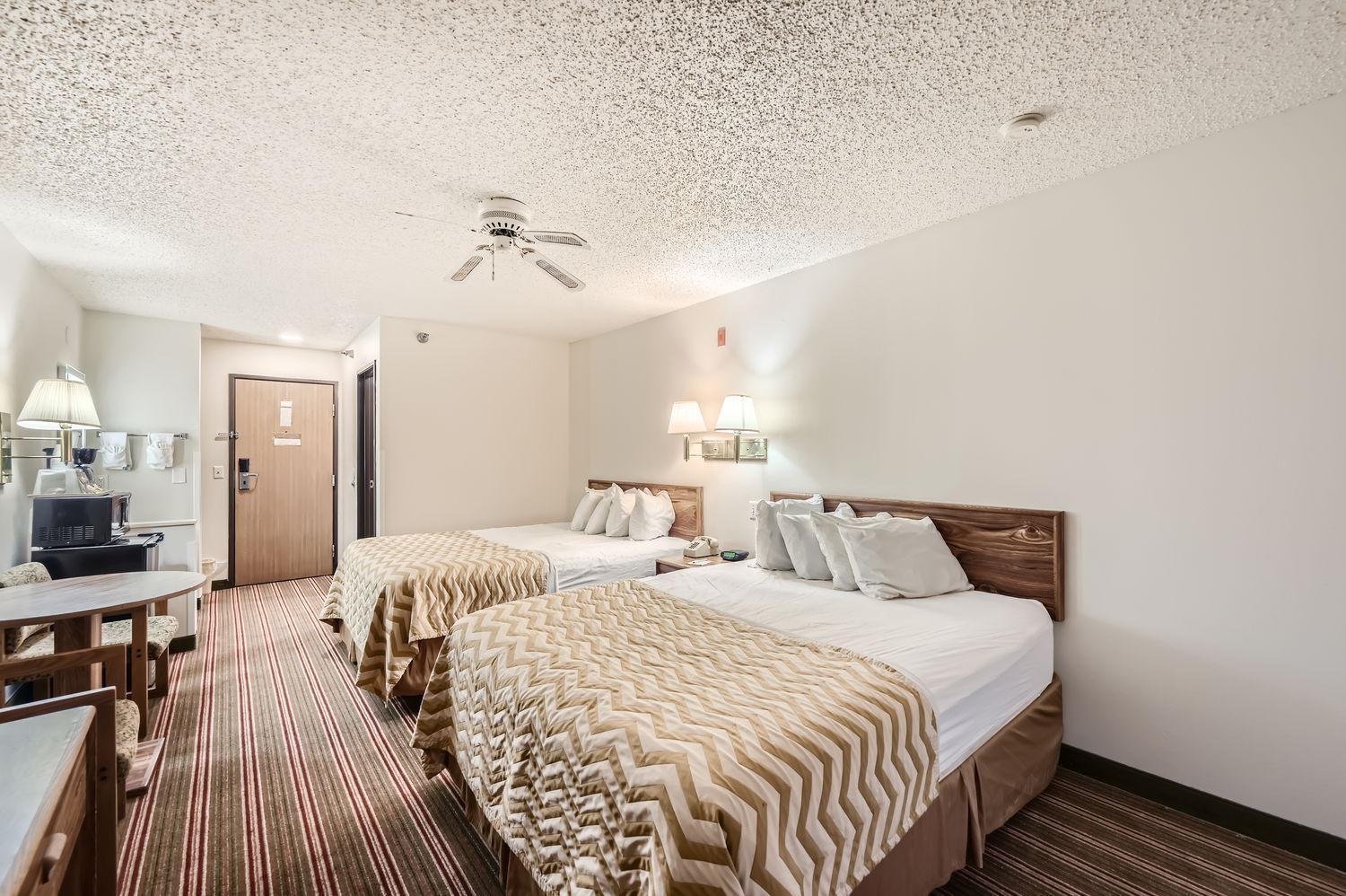 Queen Room with Two Queen Beds - Non-Smoking - Photo 4