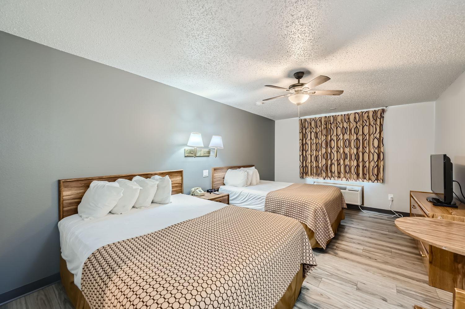 Queen Room with Two Queen Beds - Non-Smoking - Photo 2