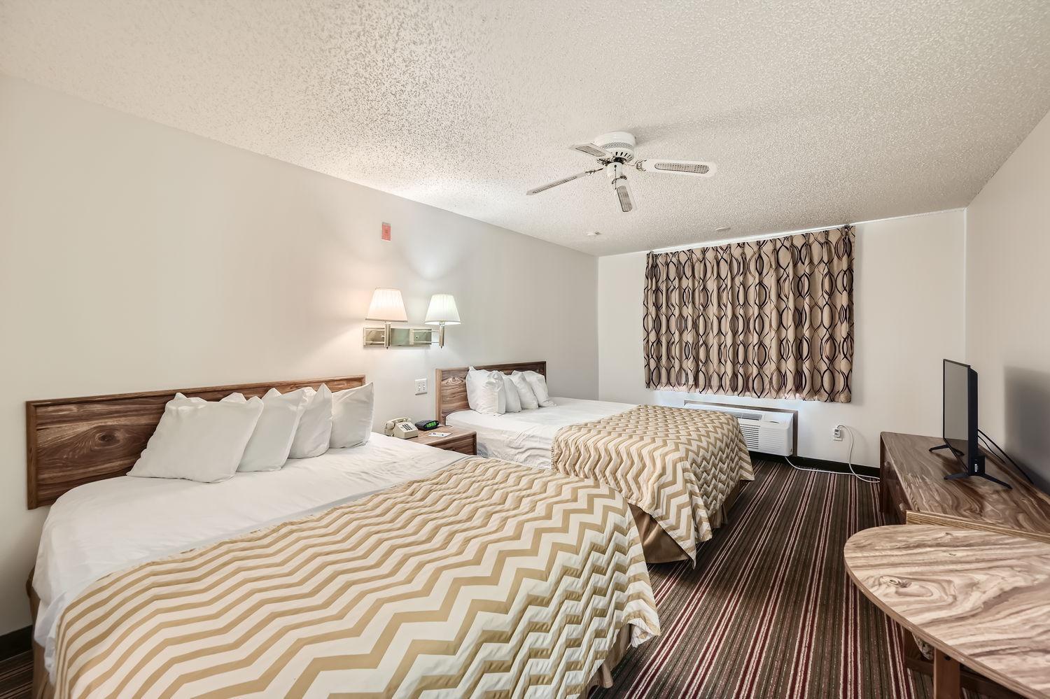 Queen Room with Two Queen Beds - Non-Smoking - Photo 5