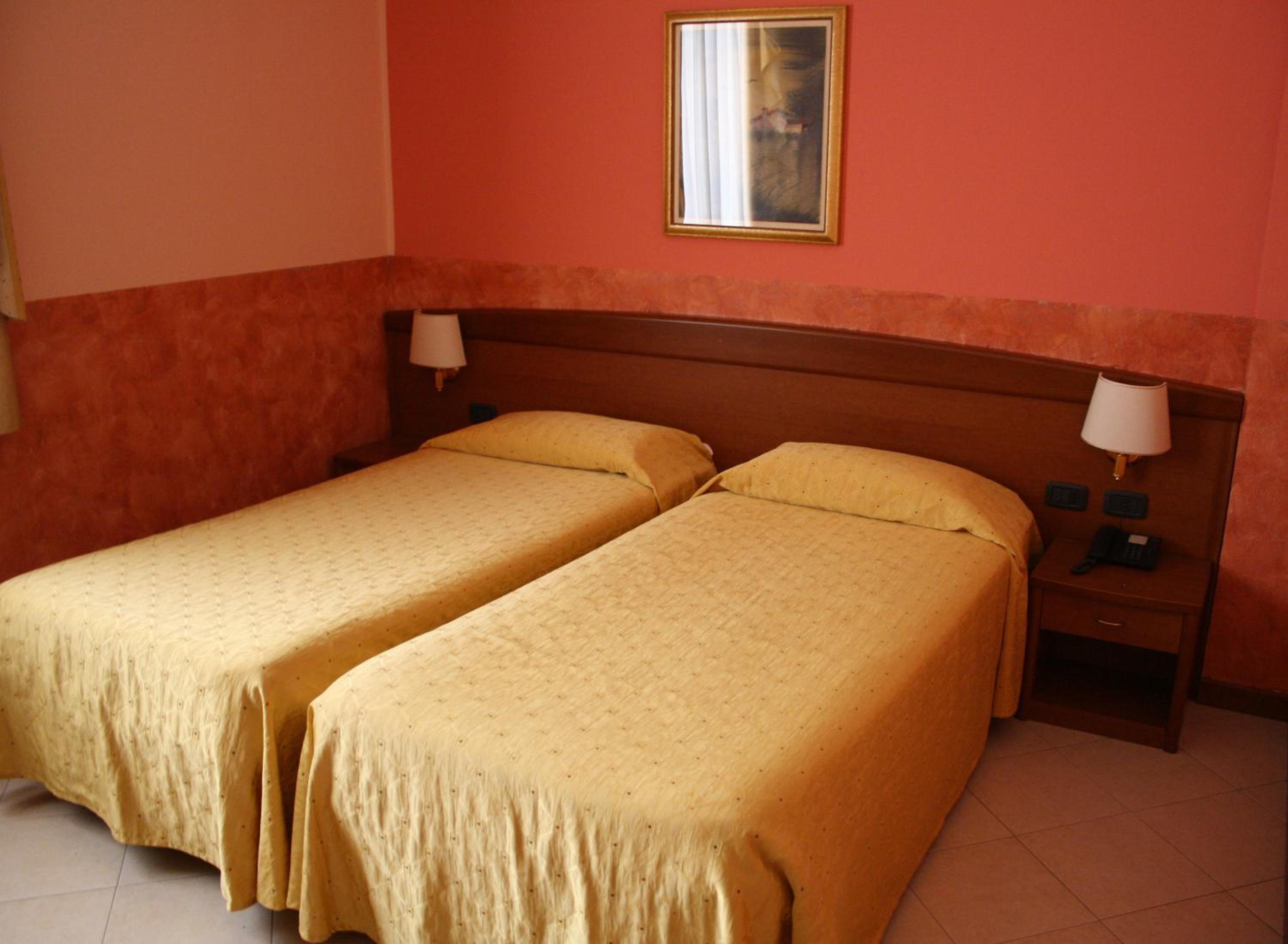 Twin Room - Photo 5