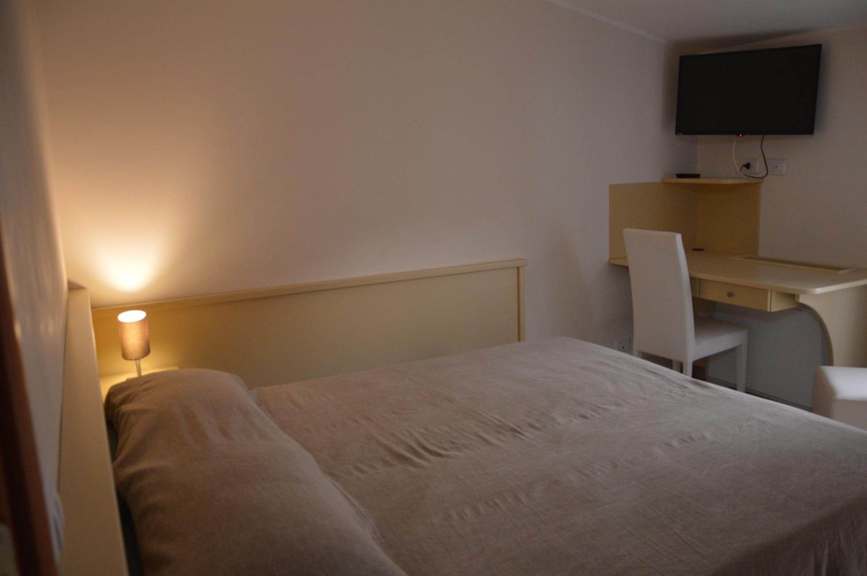 Twin Room with Private External Bathroom - Photo 14