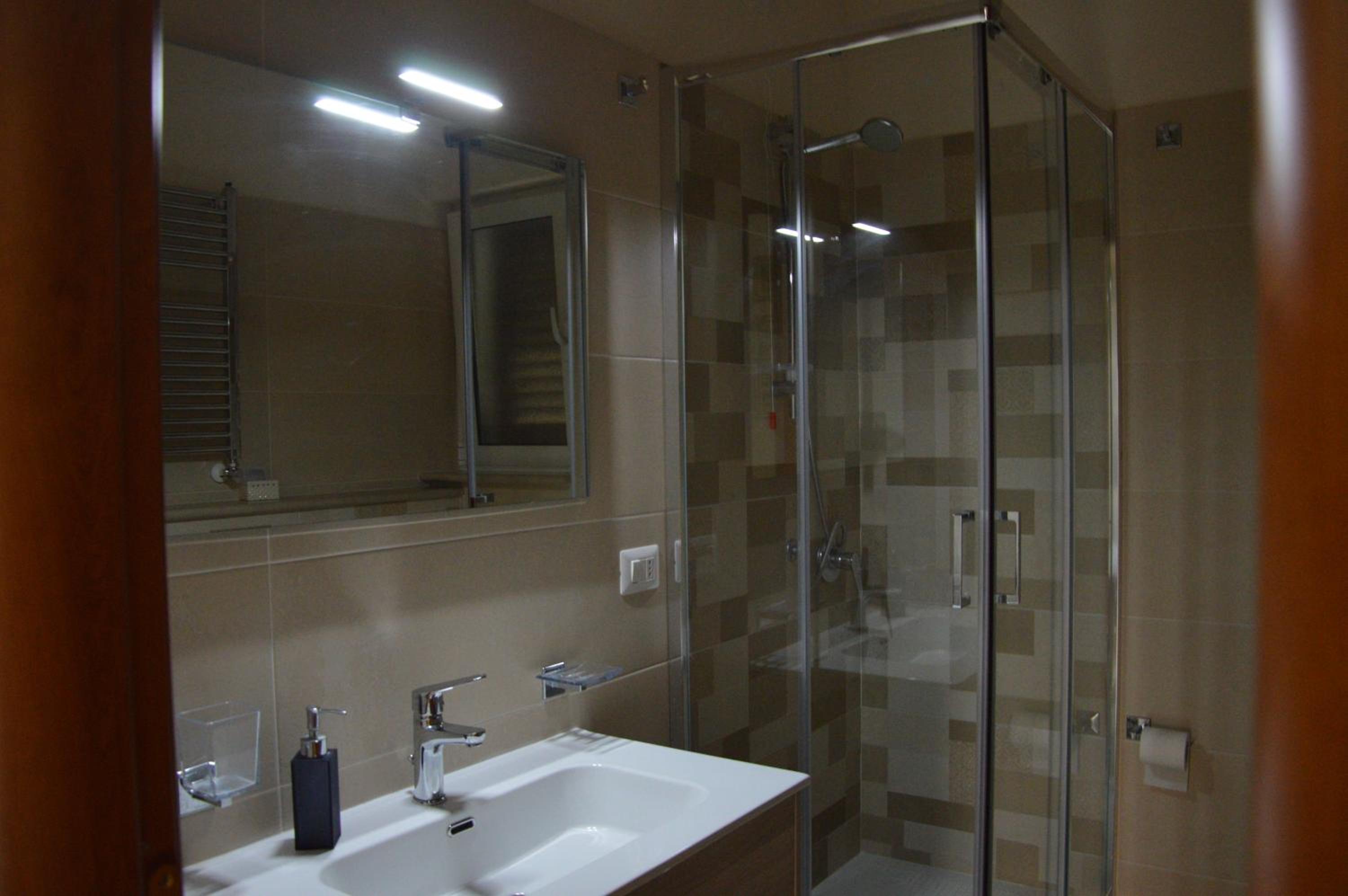 Twin Room with Private External Bathroom - Photo 8