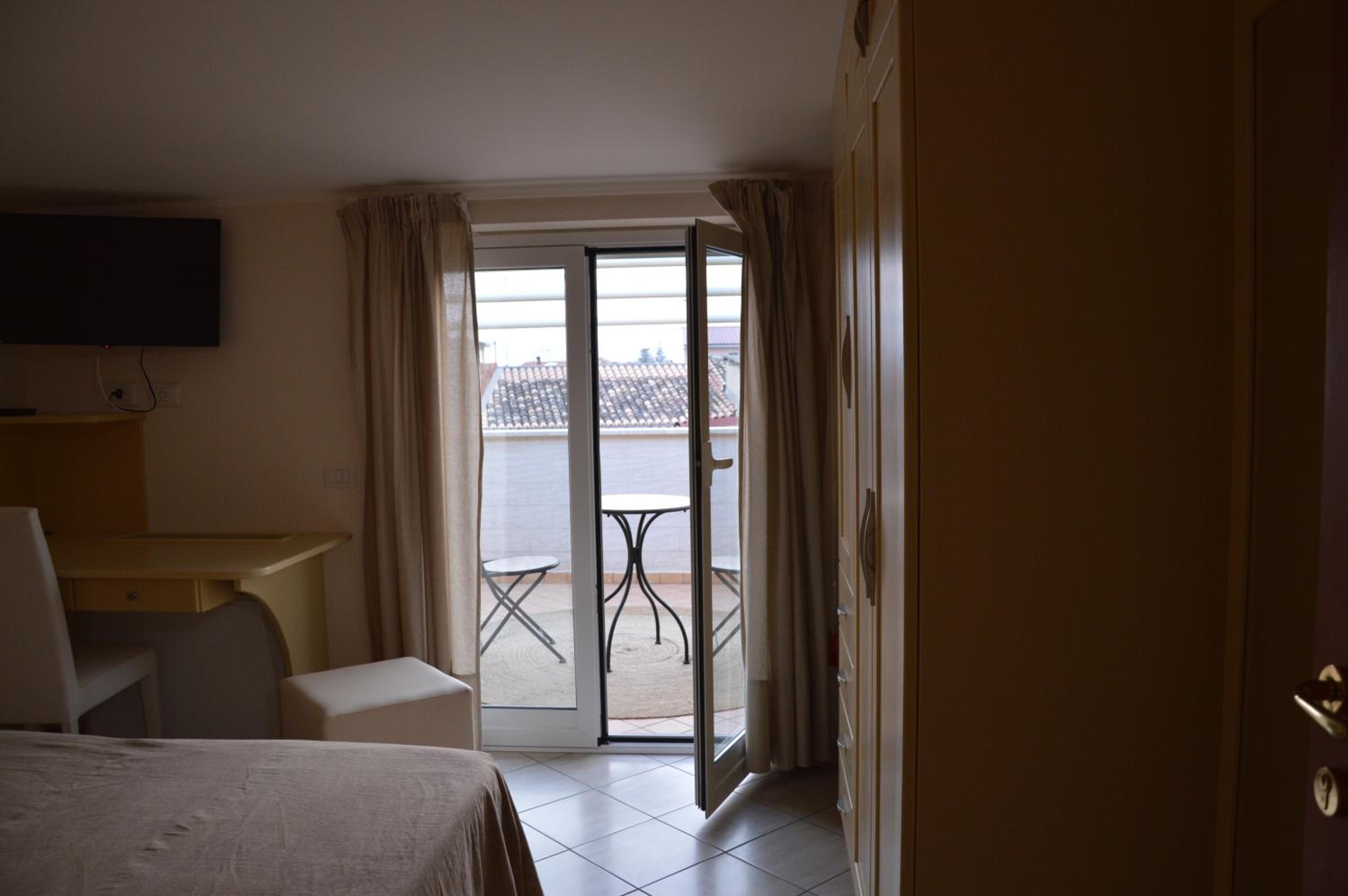 Twin Room with Private External Bathroom - Photo 12