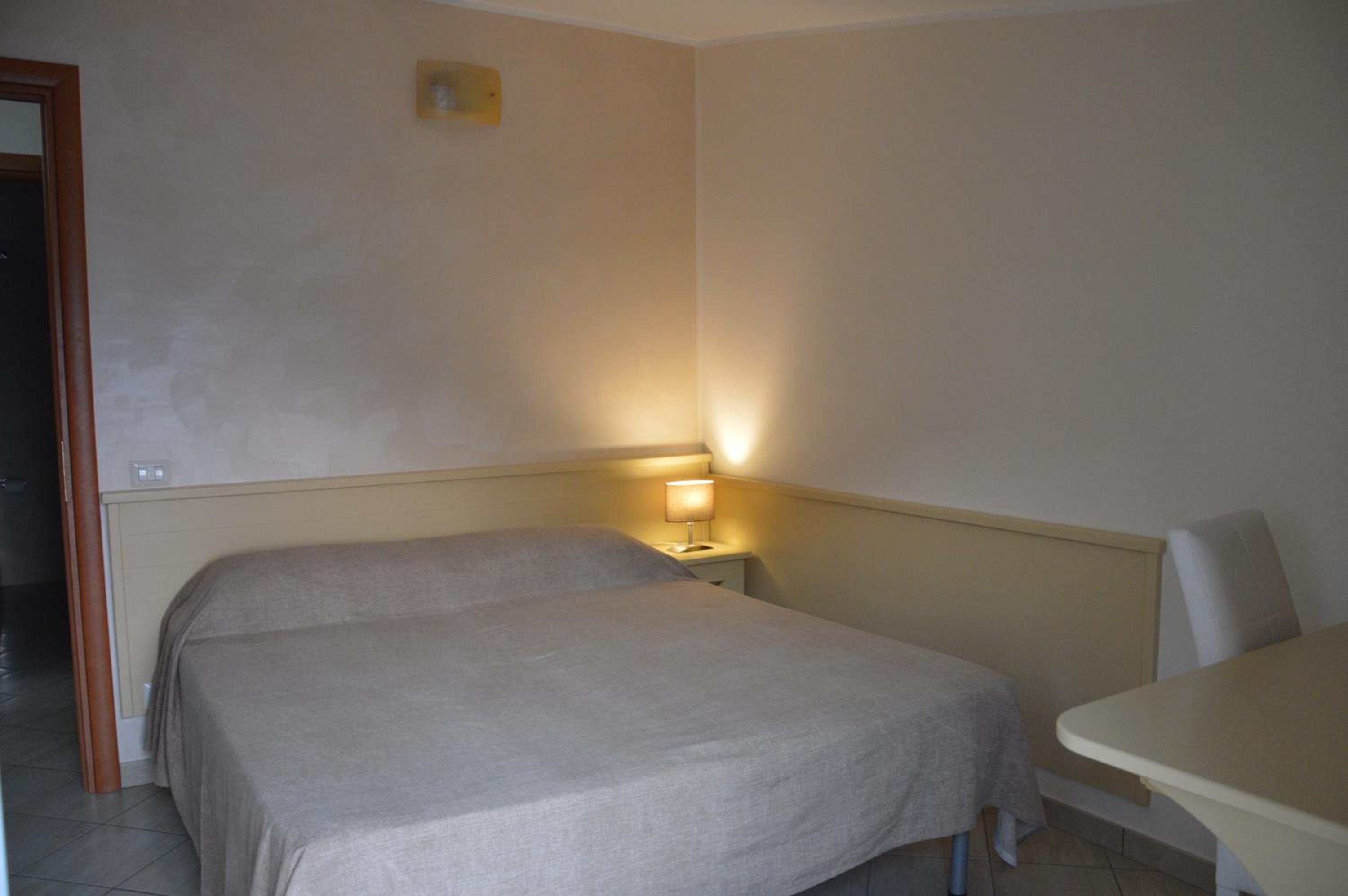 Twin Room with Private External Bathroom - Photo 13