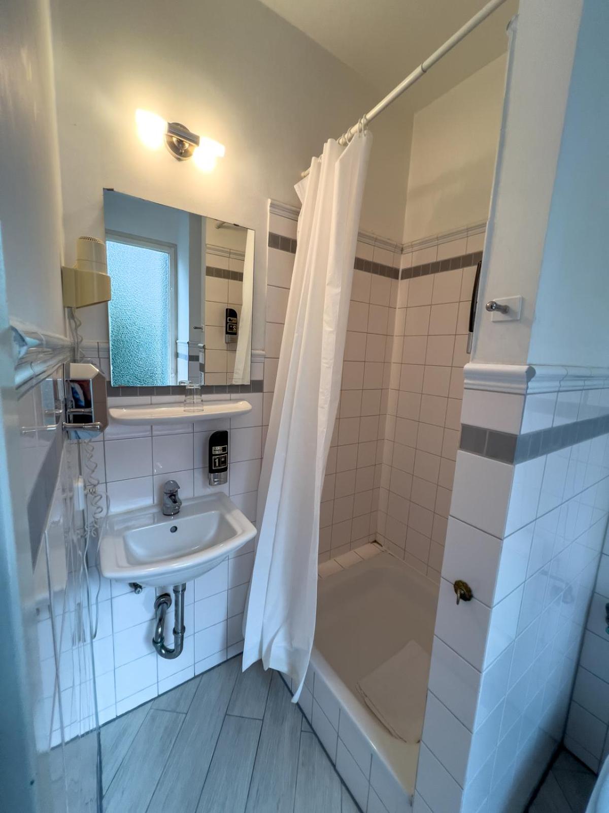 Standard Single Room thumbnail 6