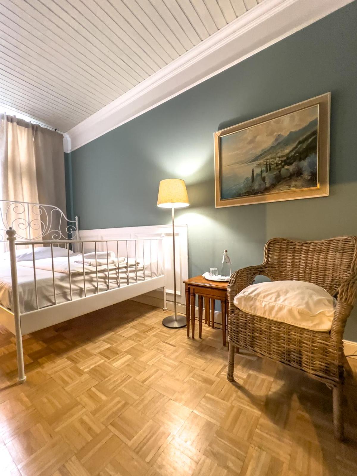 Standard Single Room thumbnail 5