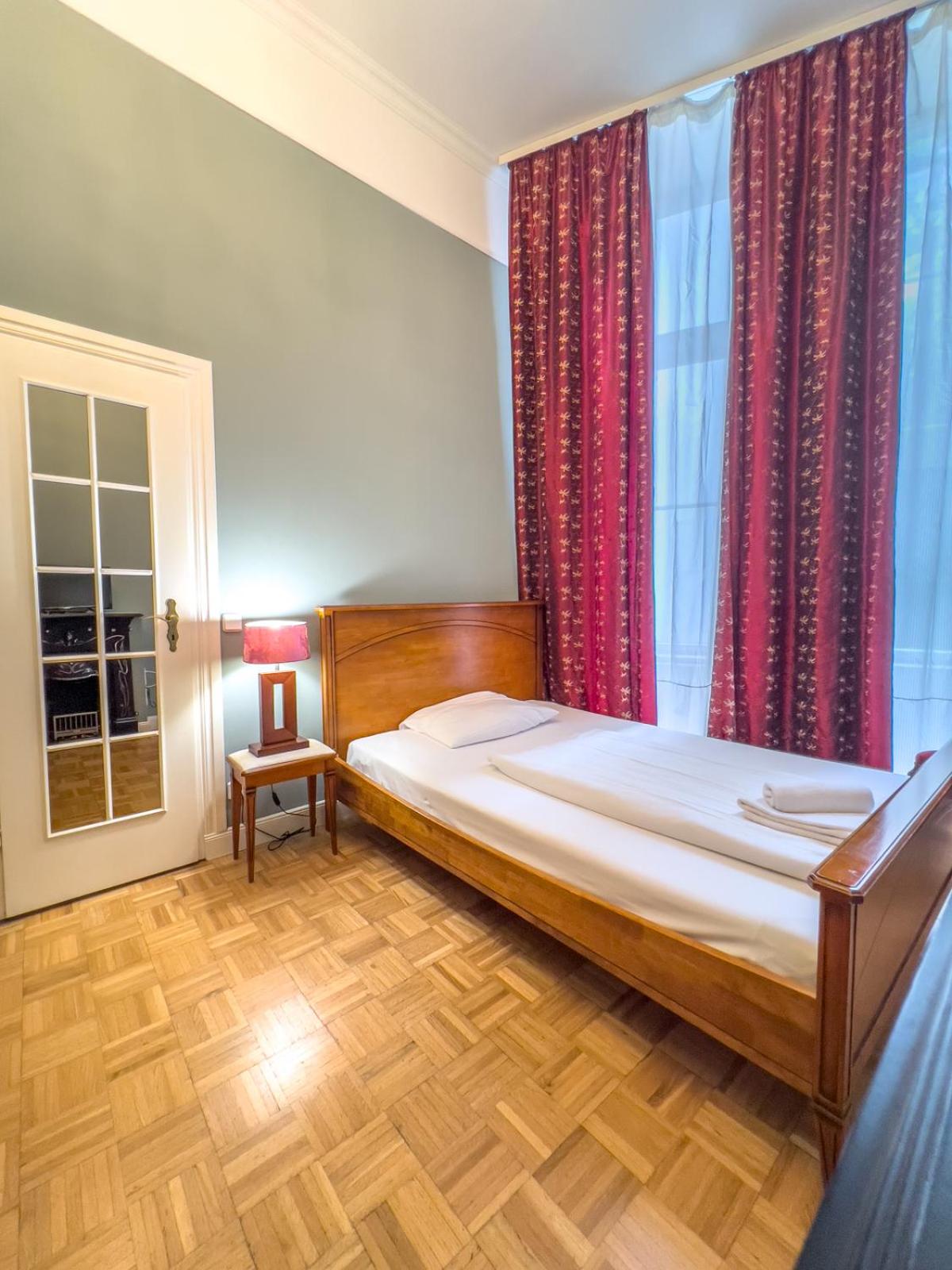 Standard Single Room thumbnail 6