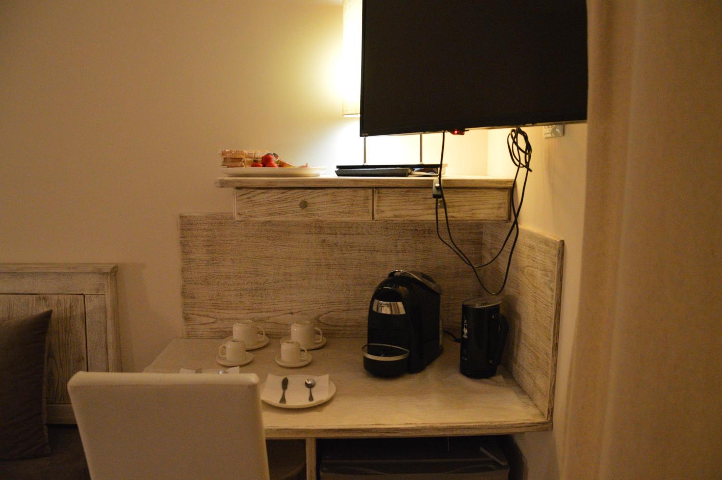 Triple Room with Balcony - Photo 12