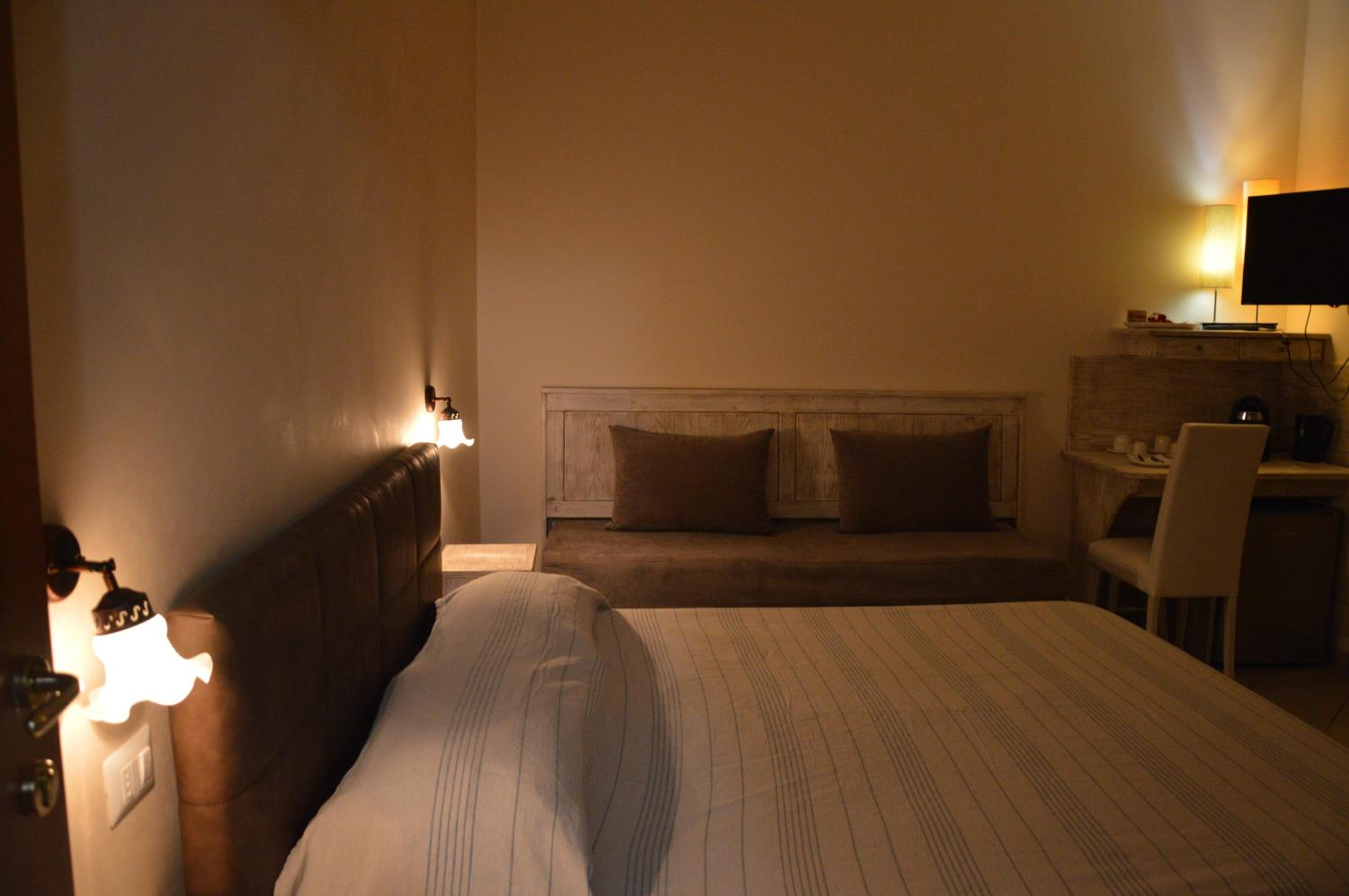 Triple Room with Balcony - Photo 10