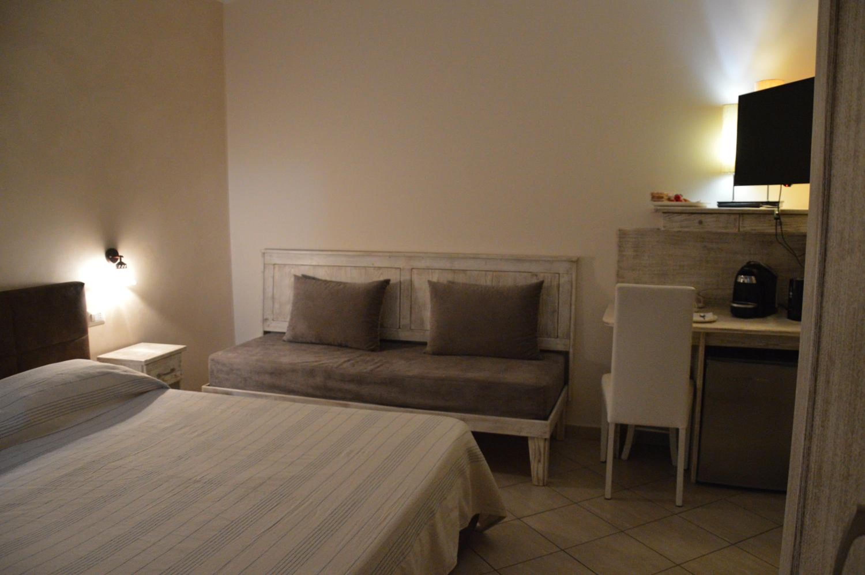 Triple Room with Balcony - Photo 9