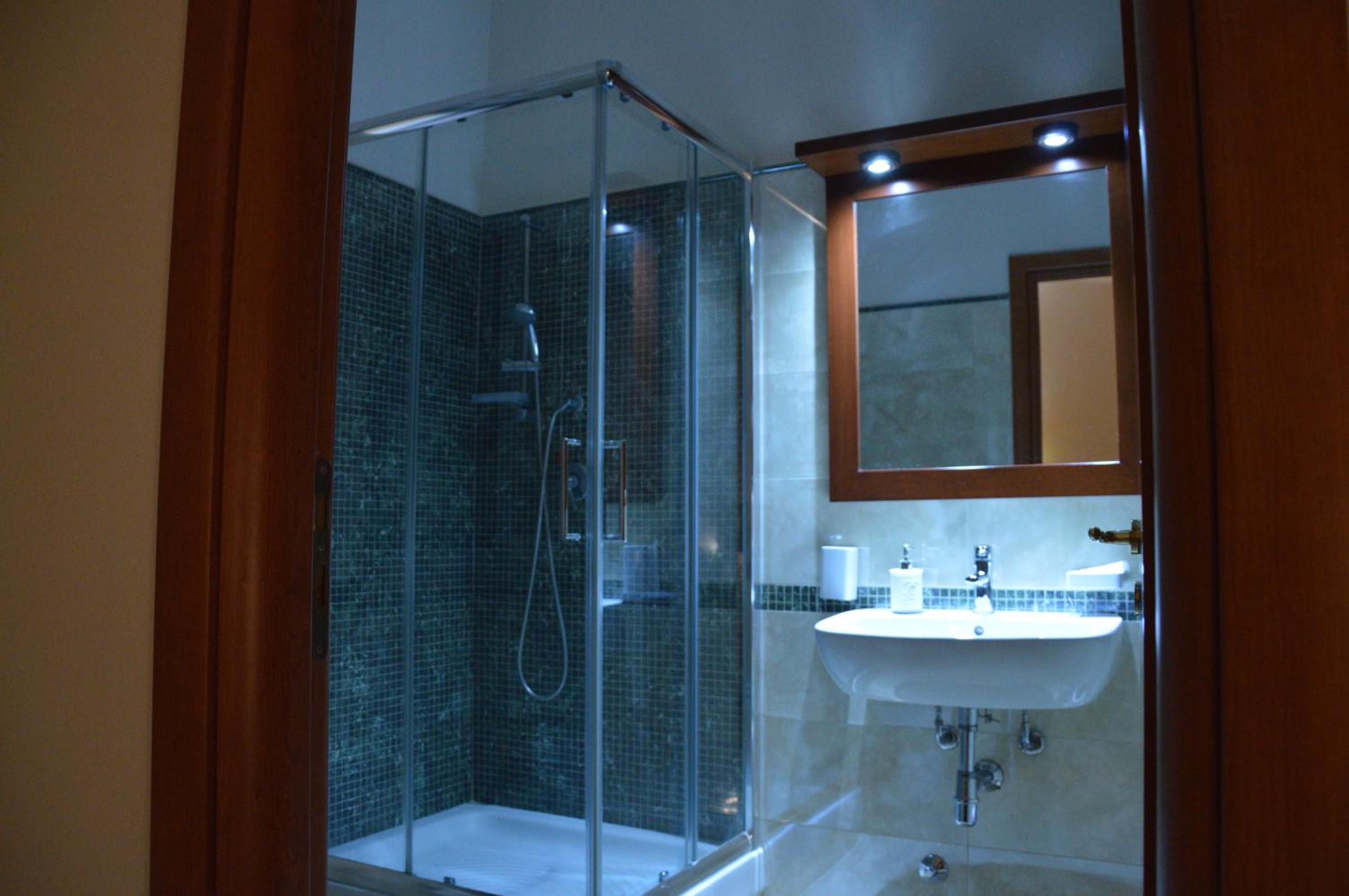 Triple Room with Balcony - Photo 11