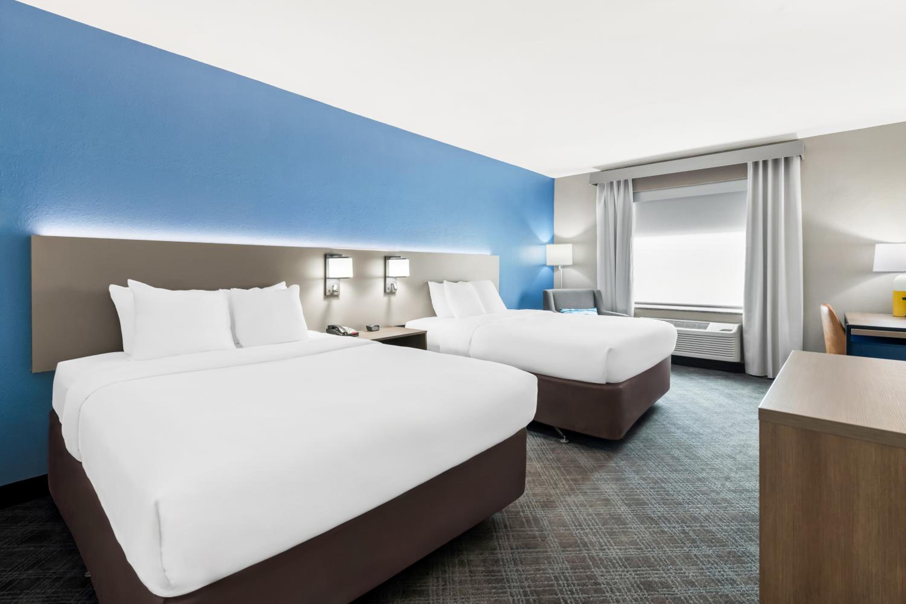 Queen Room with Two Queen Beds - Accessible/Non-Smoking photo 3