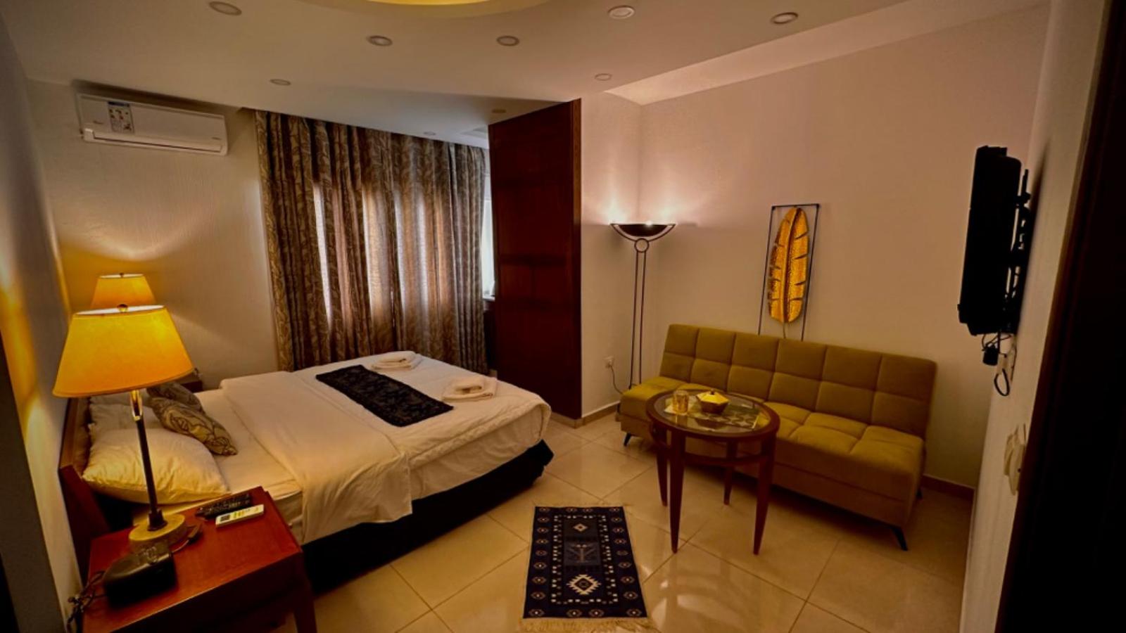 Deluxe Double Room (2 Adults + 1 Child)