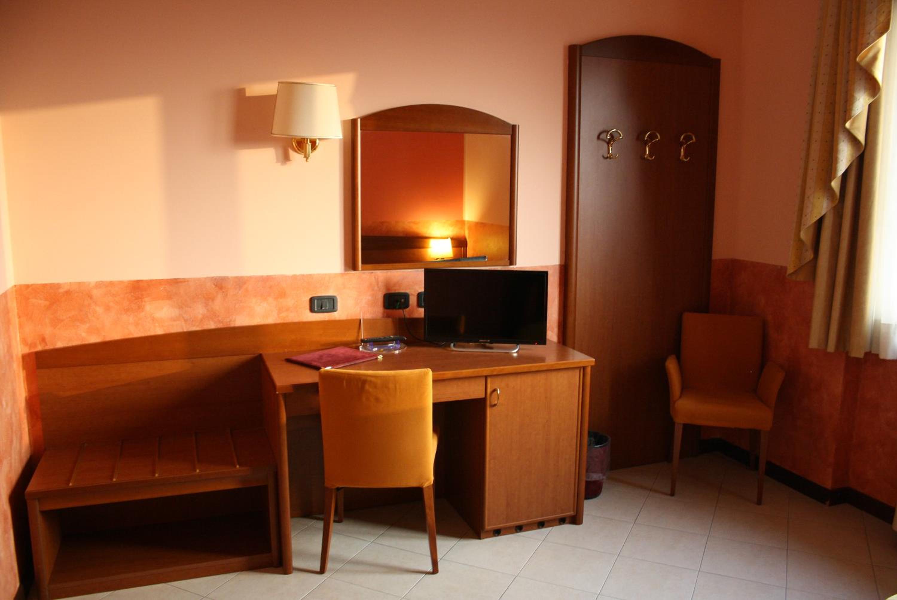 Twin Room - Photo 2