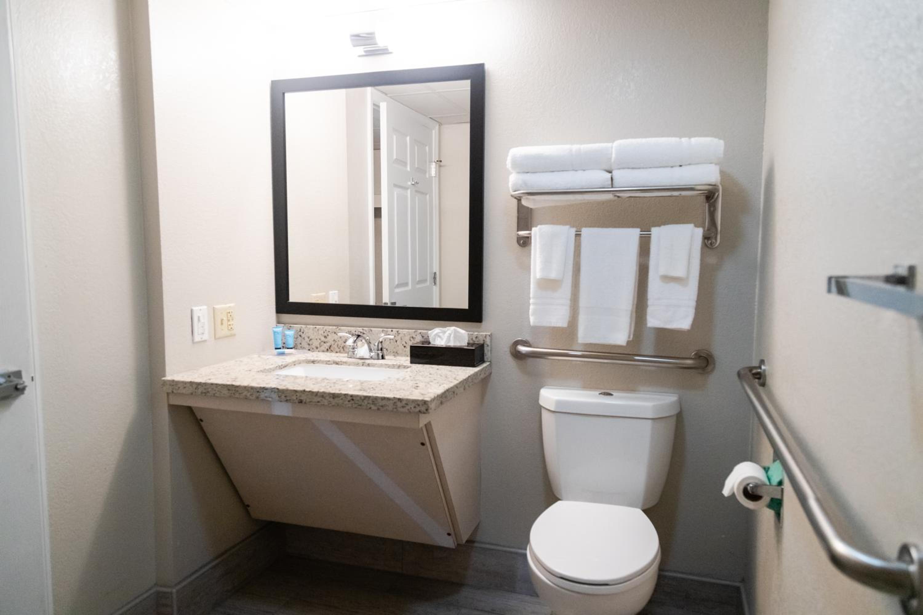 Queen Room with 2 Queen Beds - Disability Access photo 2