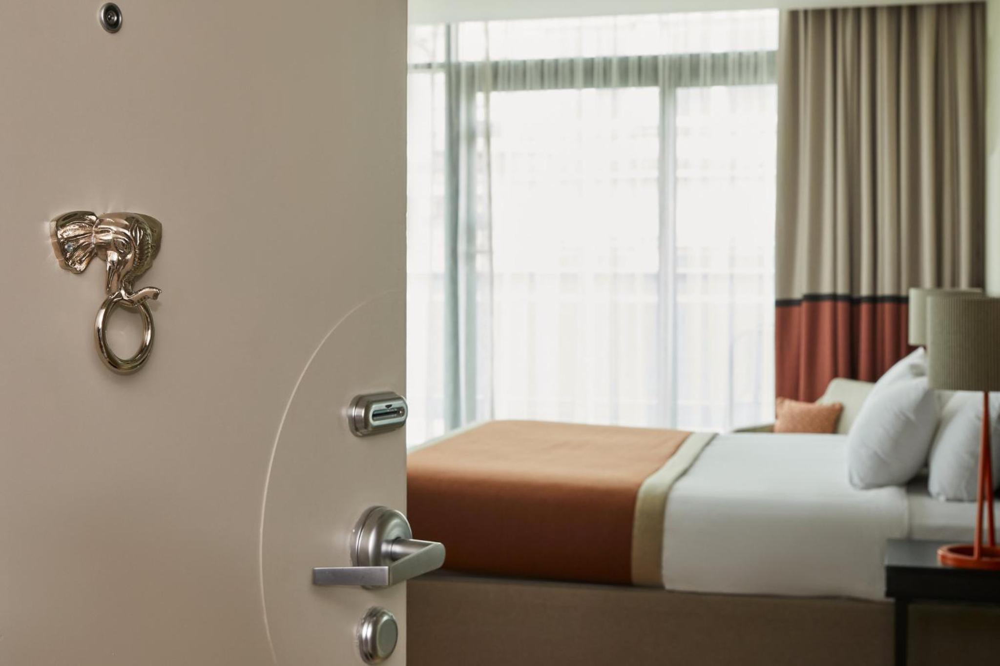 Premium Corner King Room with Balcony and City View - Photo 2