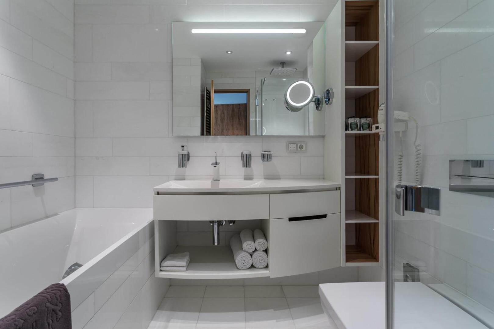 Deluxe Double Room with Spa Access - Building Design - Photo 3
