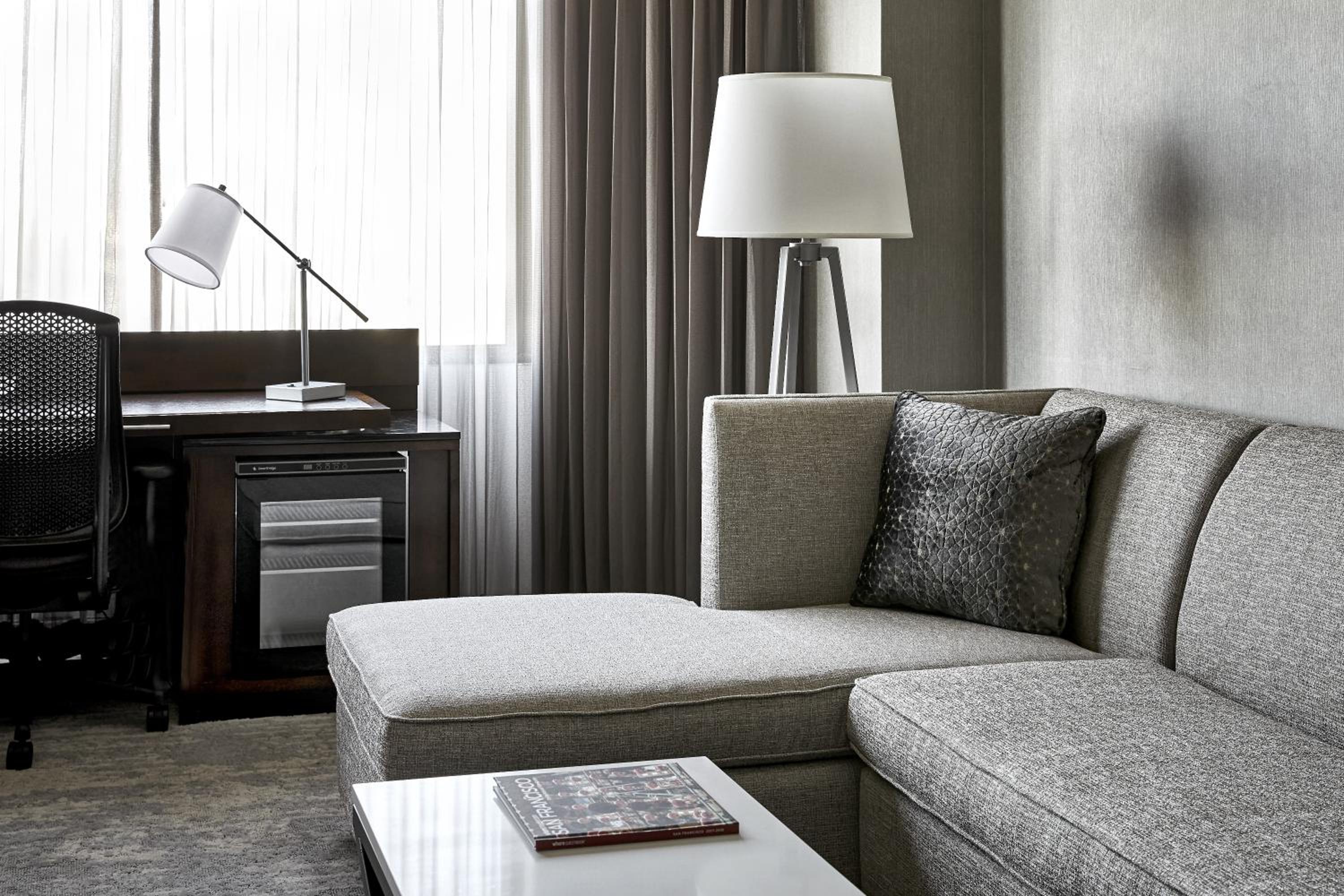 Junior King Suite with Sofa Bed - Photo 2