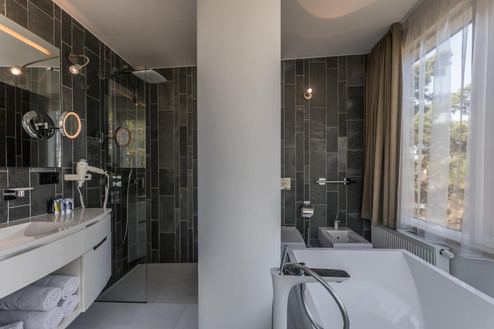 Deluxe Suite with Spa Access - Building Design - Photo 5