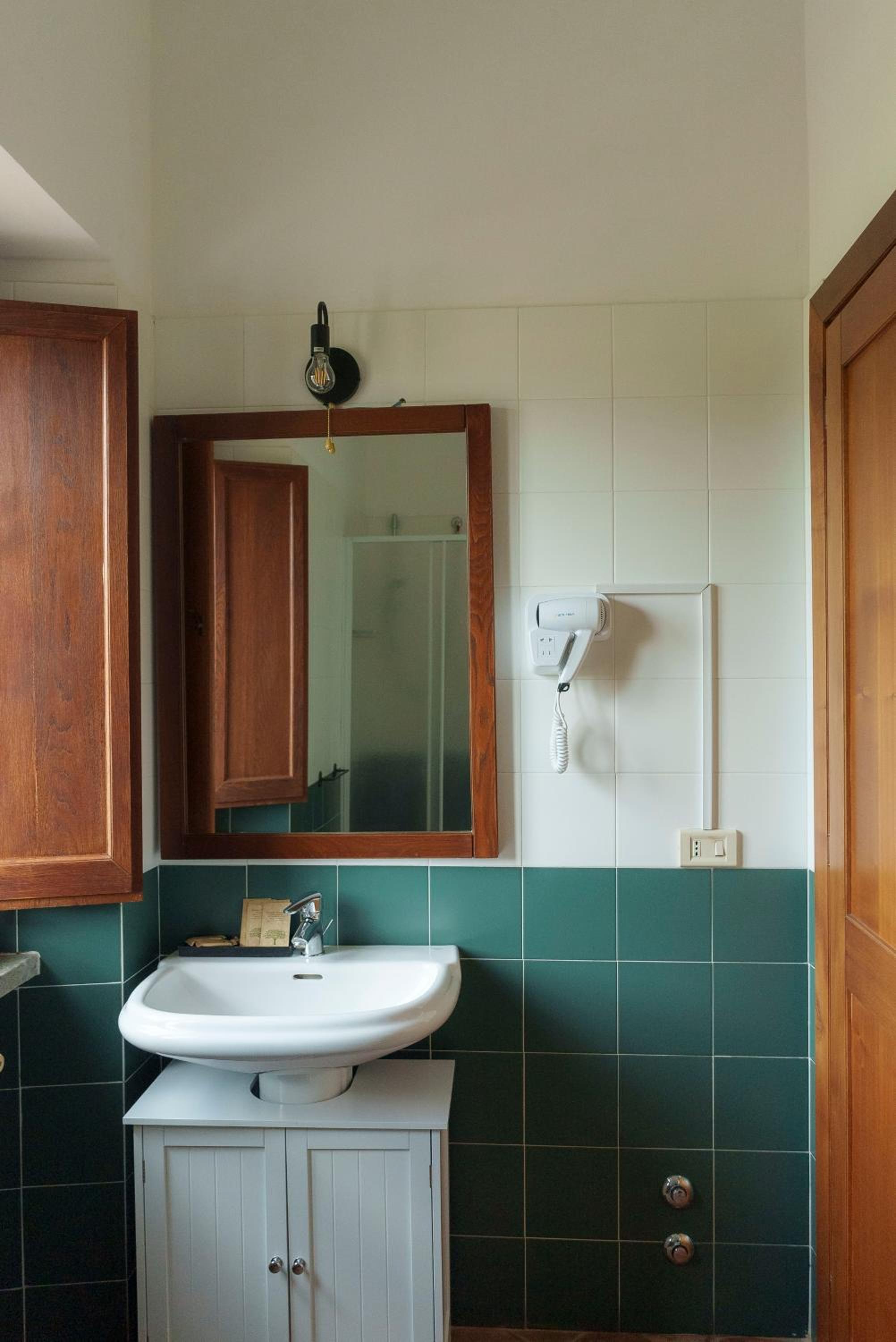 Quadruple Room with Private Bathroom - Photo 6