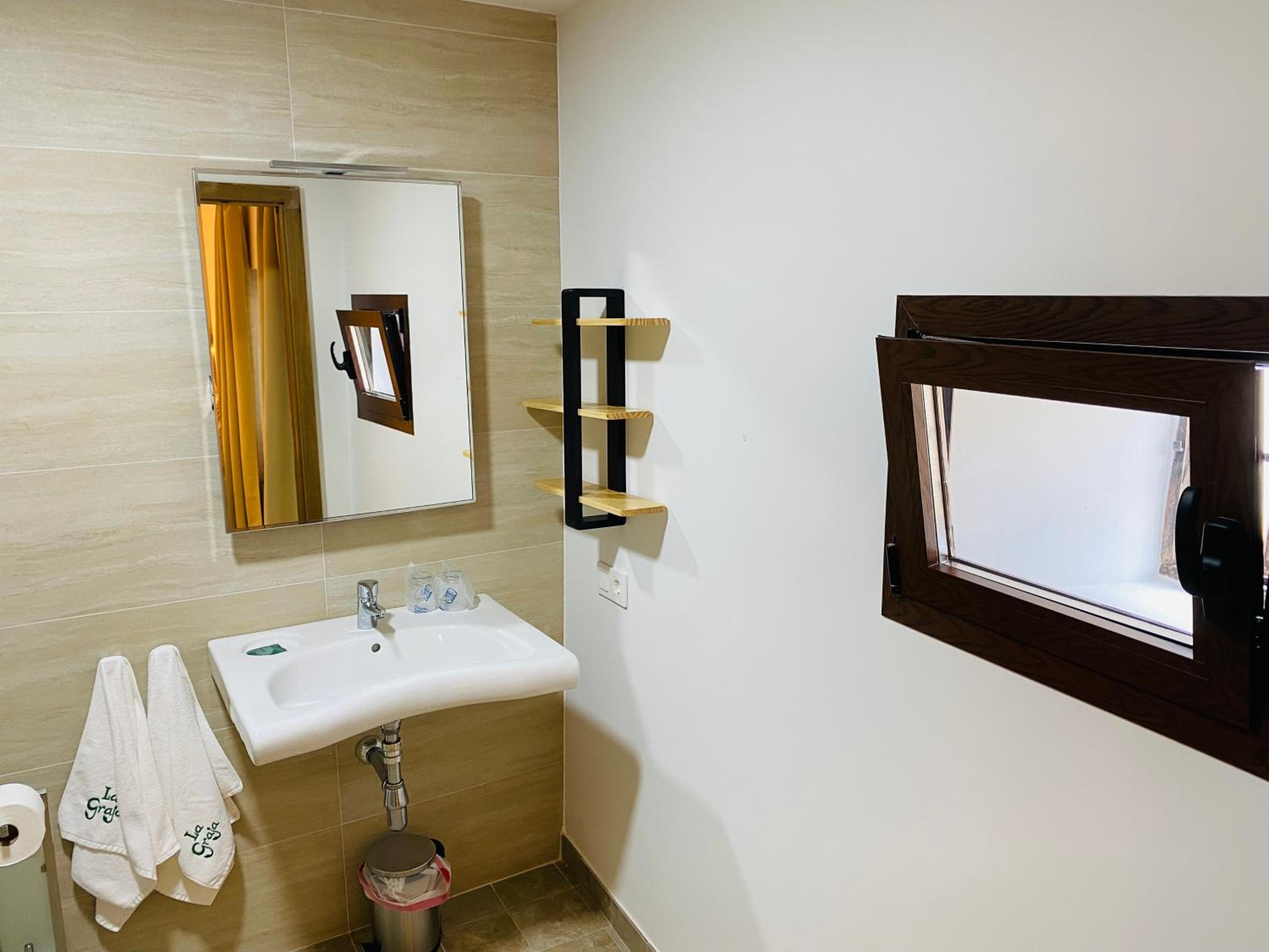 Double or Twin Room - Photo 7