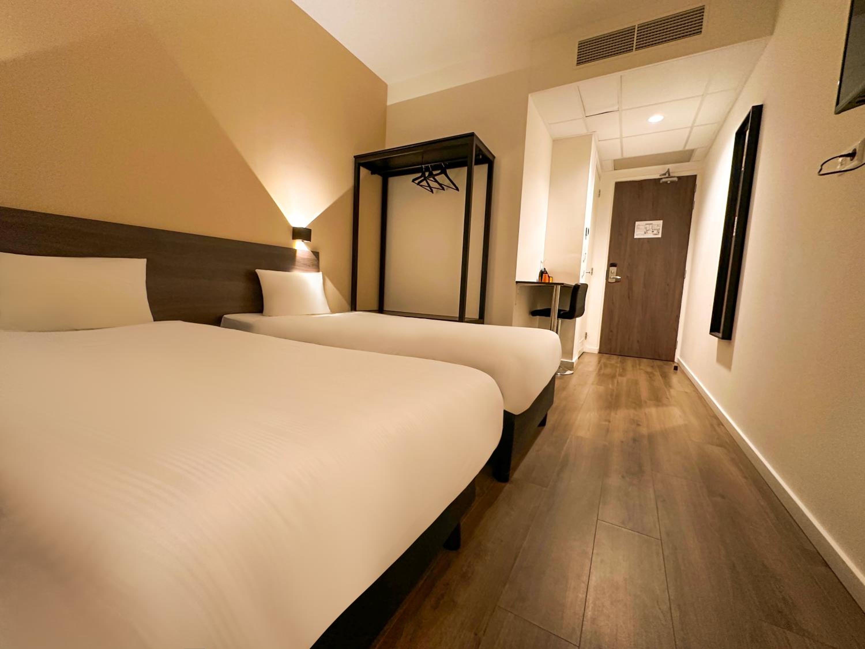 Double or Twin Room with Private Bathroom photo 3