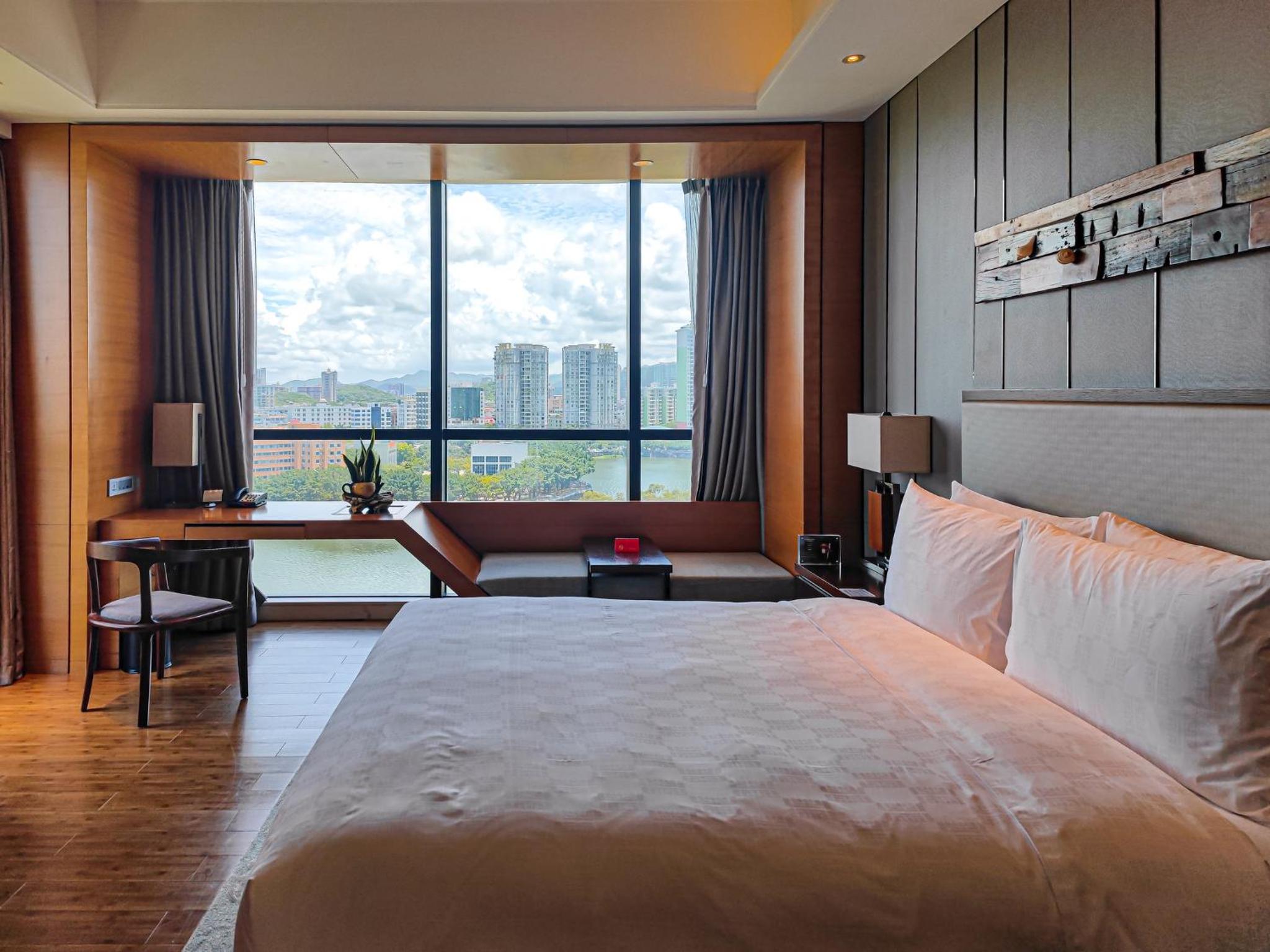 Standard King Room with Lake View