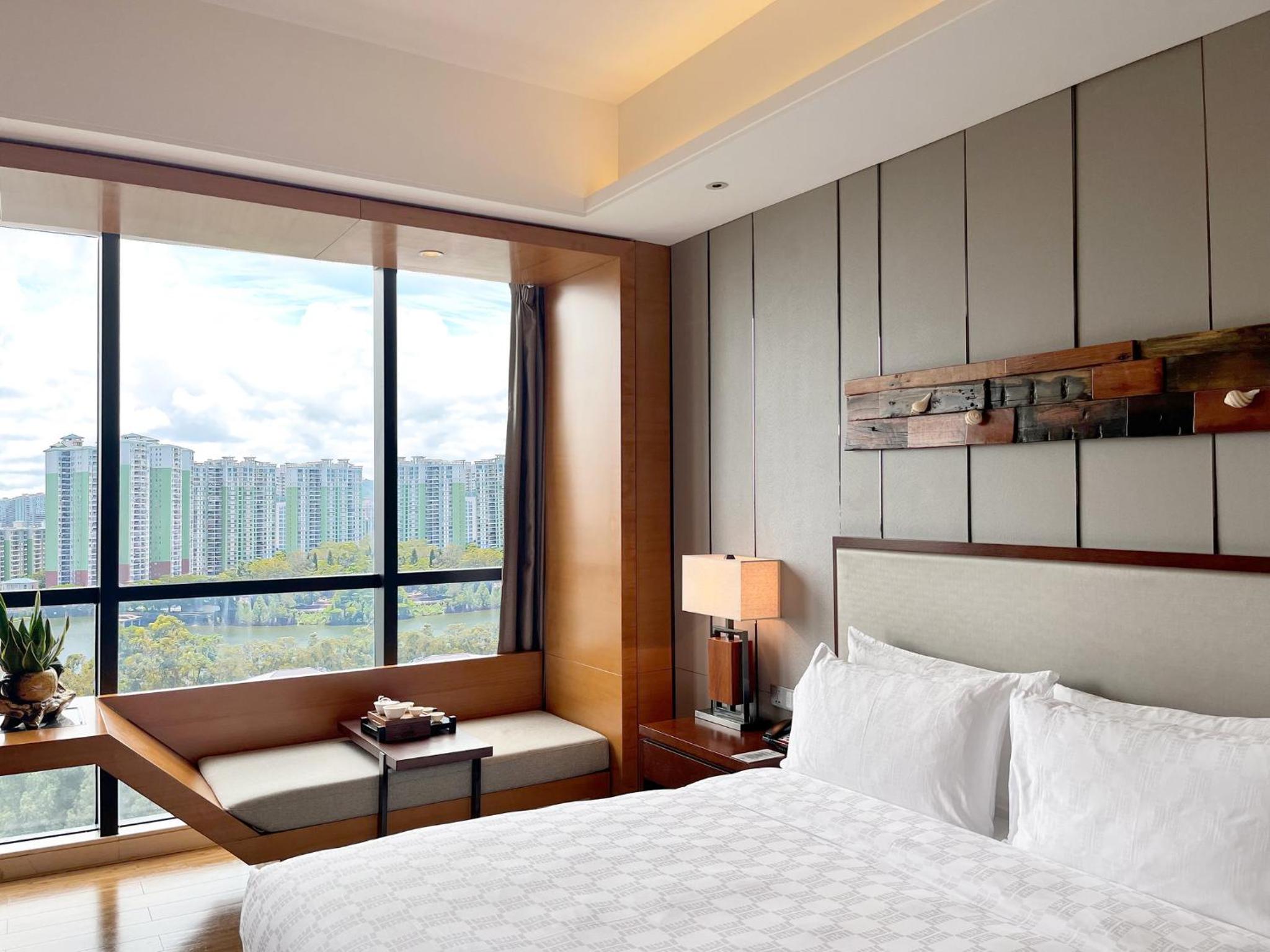 One-Bedroom King Suite with Lake View photo 3