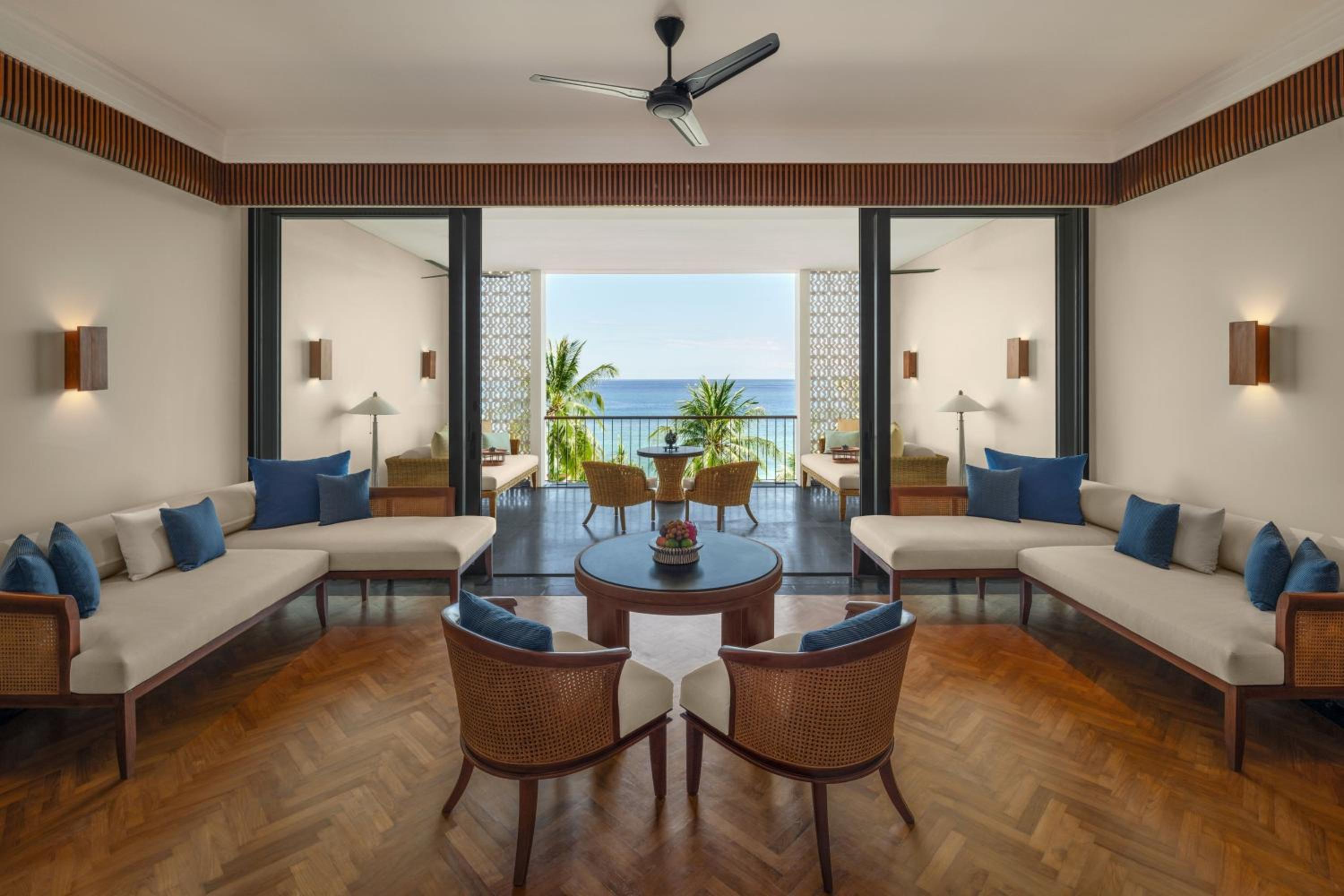 Deluxe King Suite with Balcony and Ocean View - High Floor - Photo 3